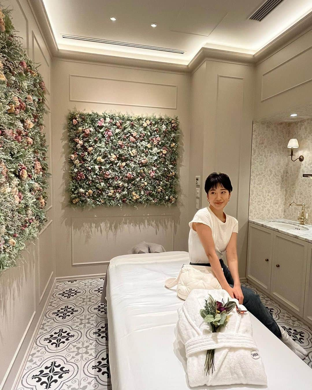 nami_kanemotoさんのインスタグラム写真 - (nami_kanemotoInstagram)「@sabon_japan 🤍  世界初の「SPA」を常設した旗艦店「SABON lʼAtelier SPA」がオープン。一足先にパーティへいってきました🕊🌱✨  花と緑にあふれるオアシスの中でオールハンドトリートメントで受けれて都会の中で現代を生きるすべての人達がいつでもサラッと立ち寄ることができるナチュラルなライフスタイルを五感を豊かに満たしてほしい🤍とゆう思いが込められてるんだって✨ PERSONAL SERVICEがあって名前やメッセージも入れられるからお祝い毎のプレゼントにも🎁  様々な理由で廃棄されてしまう前に花々を永遠に楽しめるドライフラワーとしてアップサイクルされた空間もステキだなぁ🌸 今だけ限定でフラワーシャンデリアも見ることができるよ🌸 今の時期は外は中目黒沿いは桜満開だしSABONはいい匂いだしぜひ癒されに行ってみてください〜🌱  マスクは撮影時のみ外しています。  #SABON #SABONiʼatelierspa #sabonad」3月30日 19時34分 - _namikanemoto_