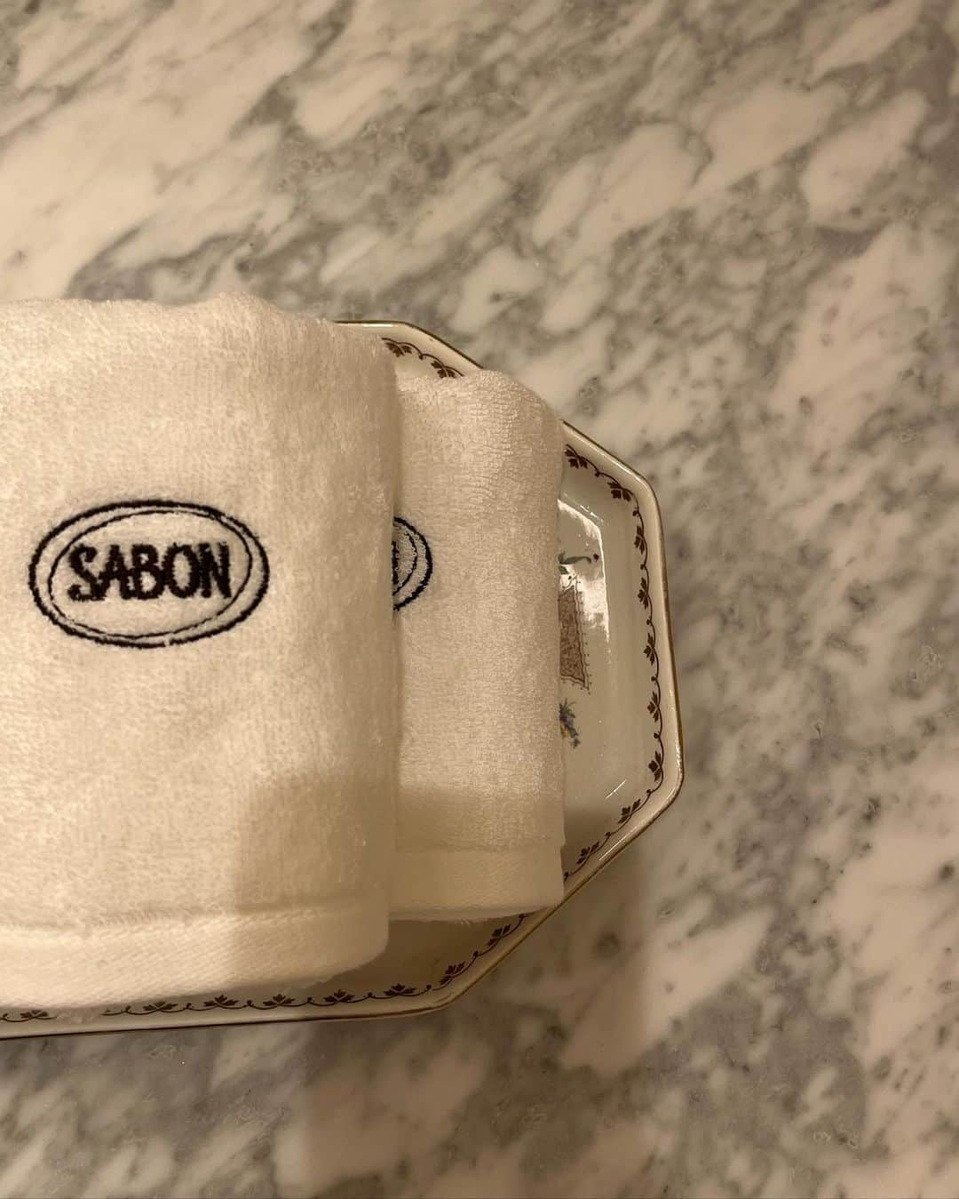 nami_kanemotoさんのインスタグラム写真 - (nami_kanemotoInstagram)「@sabon_japan 🤍  世界初の「SPA」を常設した旗艦店「SABON lʼAtelier SPA」がオープン。一足先にパーティへいってきました🕊🌱✨  花と緑にあふれるオアシスの中でオールハンドトリートメントで受けれて都会の中で現代を生きるすべての人達がいつでもサラッと立ち寄ることができるナチュラルなライフスタイルを五感を豊かに満たしてほしい🤍とゆう思いが込められてるんだって✨ PERSONAL SERVICEがあって名前やメッセージも入れられるからお祝い毎のプレゼントにも🎁  様々な理由で廃棄されてしまう前に花々を永遠に楽しめるドライフラワーとしてアップサイクルされた空間もステキだなぁ🌸 今だけ限定でフラワーシャンデリアも見ることができるよ🌸 今の時期は外は中目黒沿いは桜満開だしSABONはいい匂いだしぜひ癒されに行ってみてください〜🌱  マスクは撮影時のみ外しています。  #SABON #SABONiʼatelierspa #sabonad」3月30日 19時34分 - _namikanemoto_