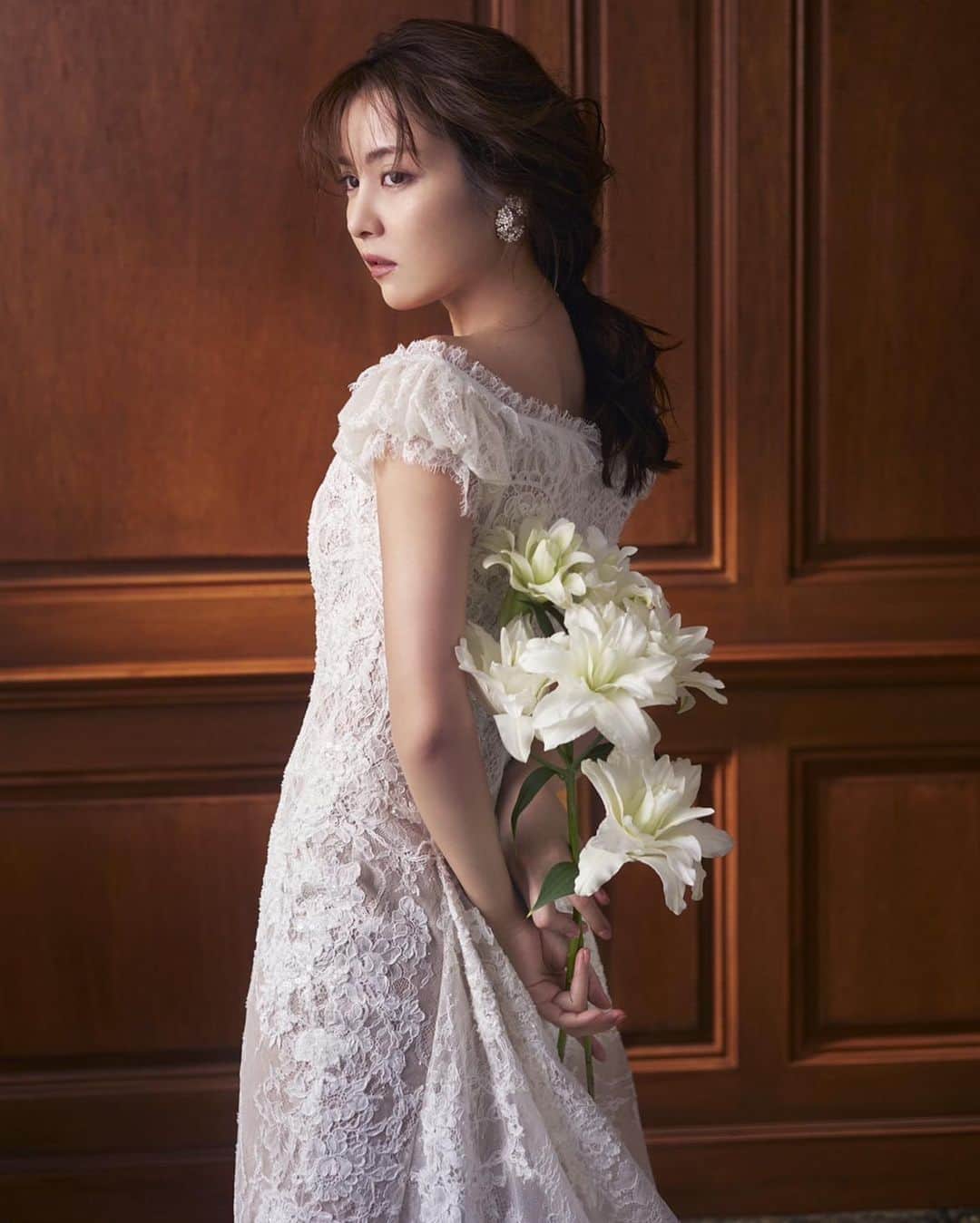 石川恋さんのインスタグラム写真 - (石川恋Instagram)「憧れのELIE SAABのウェディングドレス。 今回 @authentique_weddingdress さんの撮影で 3パターン着させていただきました！  世界の王室からも愛されている最高峰のパリコレブランド、 エリーサーブの細部までこだわり抜かれたドレスたちは、 実際に目の前にするとため息が出るほど美しく、 纏えることに胸がいっぱいになりながらも 1着1着の持つ魅力をしっかりとお伝えできるように 撮影チームの皆さんと集中して撮影に臨みました。 それはクリエイティブでとても刺激的な時間でした！ 3着とも本当に素敵なドレスですが 皆さんはどちらがお好きですか？👰‍♀️✨  こちらのドレスのお取り扱いは 日本ではAuthentiqueだけだそう。 私もいつかを想像して夢が膨らみました💍 オフショットもたくさんあるのでまたUPします！ #エリーサーブ #王室から愛され続けるウェディングドレス #オーセンティック銀座 #オーセンティック横浜 #ウェディングドレス」3月30日 20時02分 - ren_ishikawa