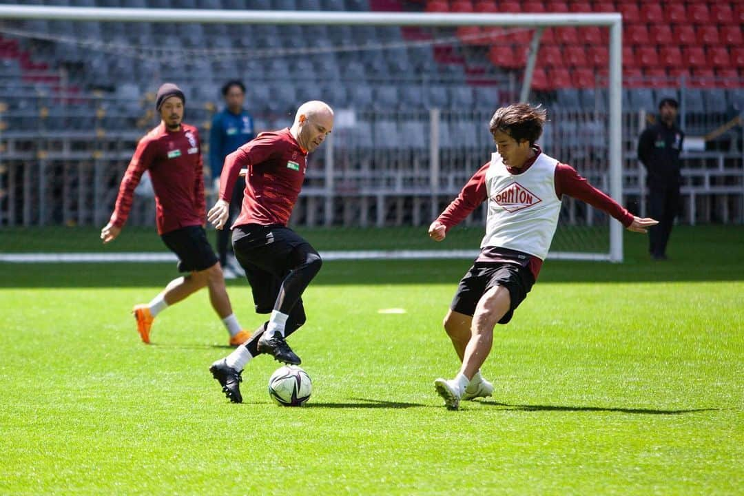 アンドレス・イニエスタさんのインスタグラム写真 - (アンドレス・イニエスタInstagram)「Hoy entreno diferente en nuestro estadio. Preparando a tope la vuelta a la competición!! 💪🏻  今日の練習はノエビアスタジアム。リーグ戦に向けて全力で準備してます！！💪🏻」3月30日 20時08分 - andresiniesta8