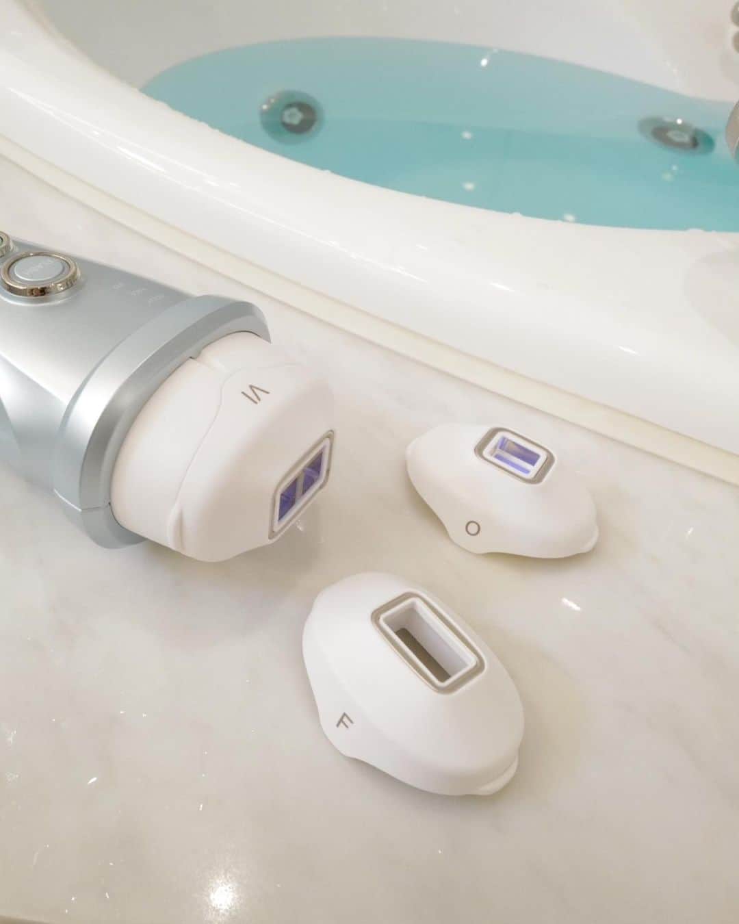 西川瑞希（みずきてぃ）さんのインスタグラム写真 - (西川瑞希（みずきてぃ）Instagram)「素晴らしすぎる美容グッズに出会いました💠ヤーマンから新発売された光美容器✨なんと日本で唯一の"防水仕様"でお風呂でも使えちゃうんです！！  " フェイス / VI / O "のケアまでできる専用アタッチメントも付いていて全身のムダ毛ケアがおうちで叶う嬉しいアイテム🤍(医師監修でお肌に優しく使えるところも安心◎)  @yaman.official レイボーテヴィーナス プロ  エステでも人気のIPL方式を採用＆エステでも使われるキセノンフラッシュも搭載しているみたいで、私は美肌ケアとしても愛用中！ツルツルお肌ってやっぱりうれしいなぁ🤍  .  他にも魅力的なポイントがたくさんで、  ☑︎コードレスで場所を選ばず使える！ ☑︎設定もすごーく簡単！モード変更はアタッチメントを変えるだけで設定完了❣️ ☑︎ 連続照射でスピードケアが可能！全身4.5分くらいで終わるよ☝️ ☑︎フラッシュパワーがよりパワーアップ！ ☑︎レベルも1〜5まで調整可能で、痛みもなく使える◎  .  今回は普段から大好きなヤーマン様からご提供いただき素敵なアイテムにも出会えてとてもしあわせっ❤︎  そろそろお洋服の撮影も、夏物になってくるので"キレイの為のケア"楽しく続けよう〜🌼  #ヤーマン #レイボーテヴィーナスプロ #レイボーテ #PR #お風呂で全身ムダ毛ケア #おうち美容 #光脱毛器 #美肌ケア #美容 #mizukitotalbeauty」3月30日 20時09分 - mizuki_nishikawa_