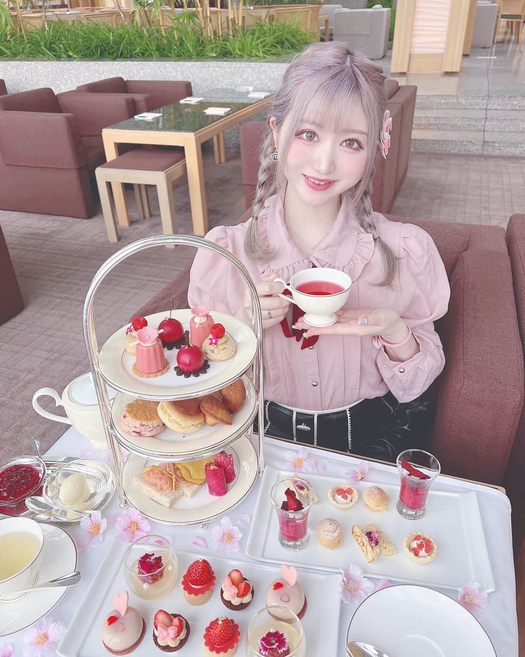 あいにゃんさんのインスタグラム写真 - (あいにゃんInstagram)「大好きなパークハイアットでさくらのアフタヌーンティー🌸🌸🌸  ︎︎ ︎︎  1番オススメのアフヌンは？て聞かれたらここて答えてる💡 全部美味しいのに平皿の方は食べ放題だし、とにかくほんとにかわいくて美味しい🥰  今回も大満足でしたん‪- ̗̀ ( ˶'ᵕ'˶) ̖́- * * #パークハイアット東京 #パークハイアット #アフタヌーンティー #アフタヌーンティー巡り #アフタヌーンティー部 #インスタ映えスイーツ #東京アフタヌーンティー #新宿カフェ #桜 #桜スイーツ #parkhyatt #parkhyatttokyo #afternoontea #teatime #sweets #cherryblossom  #被写体 #メイド #コンカフェ #コンカフェ嬢 #サロモ #サロンモデル #アイドル #量産型 #春コーデ#ハイトーンカラー#みつあみ #followforfollowback #いいね返し #フォローミー」3月30日 20時44分 - ainyan0310