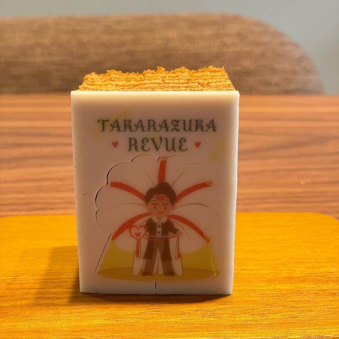 真飛聖さんのインスタグラム写真 - (真飛聖Instagram)「可愛い♡  『型ぬきバウム TAKARAZUKA REVUE』  先日の 『アプレジェンヌ』の収録の時にいただいたんですけどね☺︎  こんな可愛いものがあるなんて・・・と感動✨  集中しすぎて、無音（笑） かすかに、おもちのいびきが🐶💤  味はね、塩キャラメルで美味しかったです〜  #型ぬきバウムtakarazukarevue」3月30日 20時45分 - sei_matobu