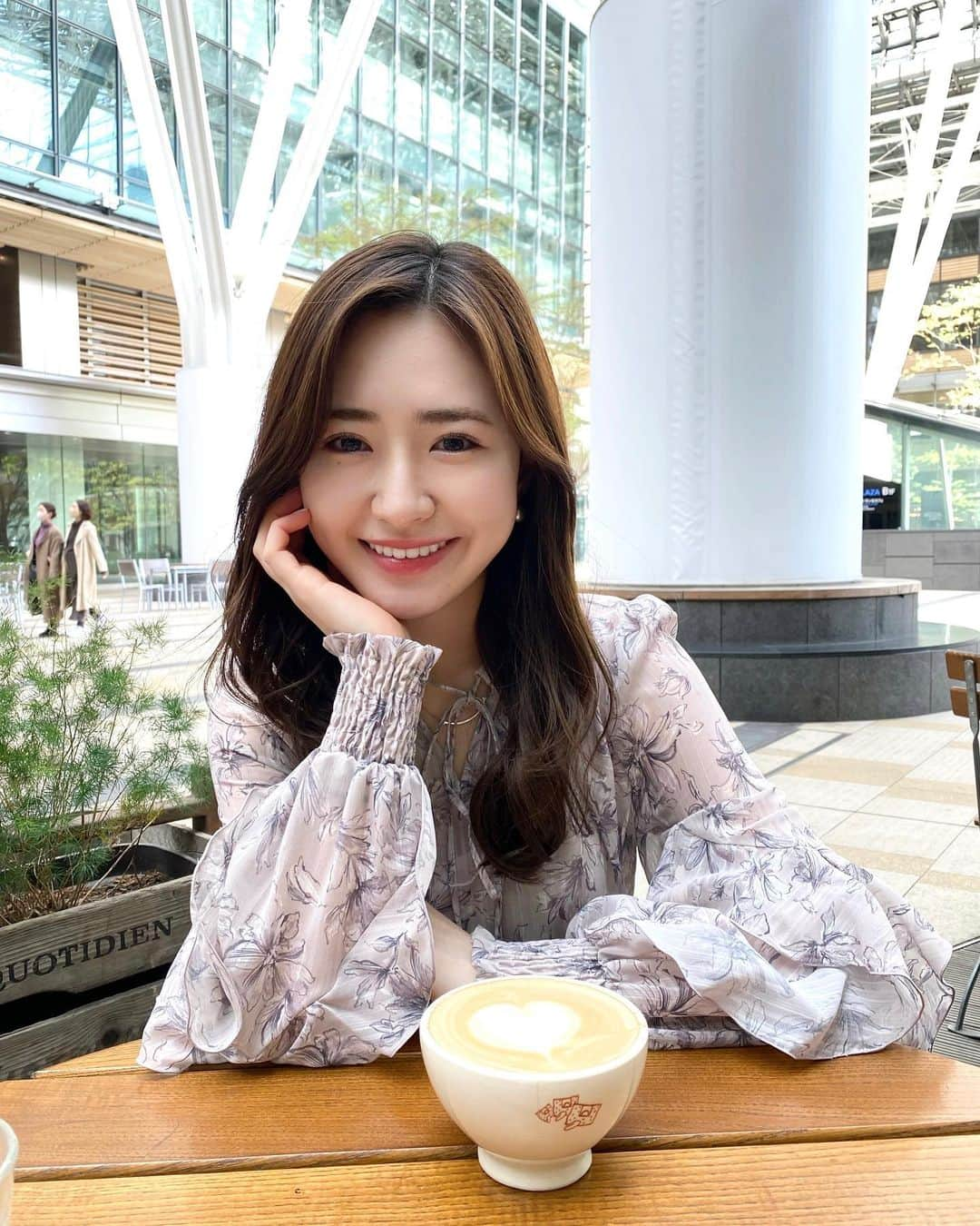 伊藤彩華さんのインスタグラム写真 - (伊藤彩華Instagram)「最近はカフェインレスにしてるカプチーノ☕️  テラスが気持ちいい季節になってきたね〜👼🏻  #カフェ巡り #春コーデ #カプチーノ #데일리룩 #아야피의일상」3月30日 20時51分 - ayaka_ito_official