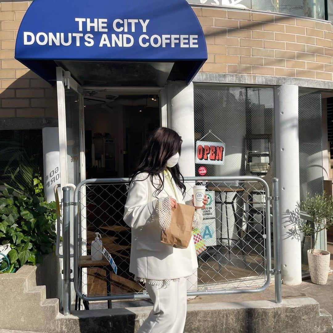 RiLiさんのインスタグラム写真 - (RiLiInstagram)「今年はドーナツブーム？🫡⁣ 【The City Donuts & Coffee】🍩🇺🇸⁣ ⁣ .⁣ 神戸・三宮駅から徒歩9分の所にある⁣ まるで海外なドーナツ屋さん🍩🇺🇸⁣ 【The City Donuts & Coffee】🍒⁣ （ザ シティ ドーナツ アンド コーヒー）⁣ .⁣ カラフルでかわいい⁣ ドーナツがお店に⁣ 並んでいるよ🫢🫢⁣ .⁣ テイクアウトして⁣ ホテル女子会のお供にするのも⁣ もちろんオススメ〜⁣ .⁣ 今年はギルティでかわいい⁣ ドーナツ屋さんに注目🫣 🫣⁣ ❣️❣️❣️⁣⁣ RiLi.tokyoはみんなの⁣⁣ 「なりたい」「やりたい」を応援💡⁣⁣ .⁣⁣ かわいいコーデやアイテム⁣⁣ 注目スポットなどが撮れたら⁣⁣ ハッシュタグ→#rili_tokyo を付けて投稿してね❗⁣⁣⁣ RiLiで紹介しちゃうかも🤭⁣⁣ ．⁣⁣⁣ Special Thanks💋 Photo by⁣⁣⁣ @onmine_c⁣ @higaemon⁣ @__.06l2⁣ @_._.tsyo⁣ @belley2001⁣ @i_am_nanaco75⁣ @eri_na1126⁣ @__mc.165ing⁣ @m__udayo⁣ .⁣⁣⁣ #thecitydonutsandcoffee #神戸カフェ#三宮カフェ#고베카페#rili_tokyo #海外風カフェ #関西カフェ #ドーナツ屋さん #ドーナツ #ザシティドーナツアンドコーヒー #ドーナツカフェ #韓国風カフェ」3月30日 21時00分 - rili.tokyo