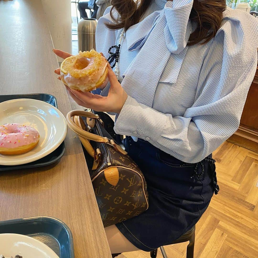 RiLiさんのインスタグラム写真 - (RiLiInstagram)「今年はドーナツブーム？🫡⁣ 【The City Donuts & Coffee】🍩🇺🇸⁣ ⁣ .⁣ 神戸・三宮駅から徒歩9分の所にある⁣ まるで海外なドーナツ屋さん🍩🇺🇸⁣ 【The City Donuts & Coffee】🍒⁣ （ザ シティ ドーナツ アンド コーヒー）⁣ .⁣ カラフルでかわいい⁣ ドーナツがお店に⁣ 並んでいるよ🫢🫢⁣ .⁣ テイクアウトして⁣ ホテル女子会のお供にするのも⁣ もちろんオススメ〜⁣ .⁣ 今年はギルティでかわいい⁣ ドーナツ屋さんに注目🫣 🫣⁣ ❣️❣️❣️⁣⁣ RiLi.tokyoはみんなの⁣⁣ 「なりたい」「やりたい」を応援💡⁣⁣ .⁣⁣ かわいいコーデやアイテム⁣⁣ 注目スポットなどが撮れたら⁣⁣ ハッシュタグ→#rili_tokyo を付けて投稿してね❗⁣⁣⁣ RiLiで紹介しちゃうかも🤭⁣⁣ ．⁣⁣⁣ Special Thanks💋 Photo by⁣⁣⁣ @onmine_c⁣ @higaemon⁣ @__.06l2⁣ @_._.tsyo⁣ @belley2001⁣ @i_am_nanaco75⁣ @eri_na1126⁣ @__mc.165ing⁣ @m__udayo⁣ .⁣⁣⁣ #thecitydonutsandcoffee #神戸カフェ#三宮カフェ#고베카페#rili_tokyo #海外風カフェ #関西カフェ #ドーナツ屋さん #ドーナツ #ザシティドーナツアンドコーヒー #ドーナツカフェ #韓国風カフェ」3月30日 21時00分 - rili.tokyo