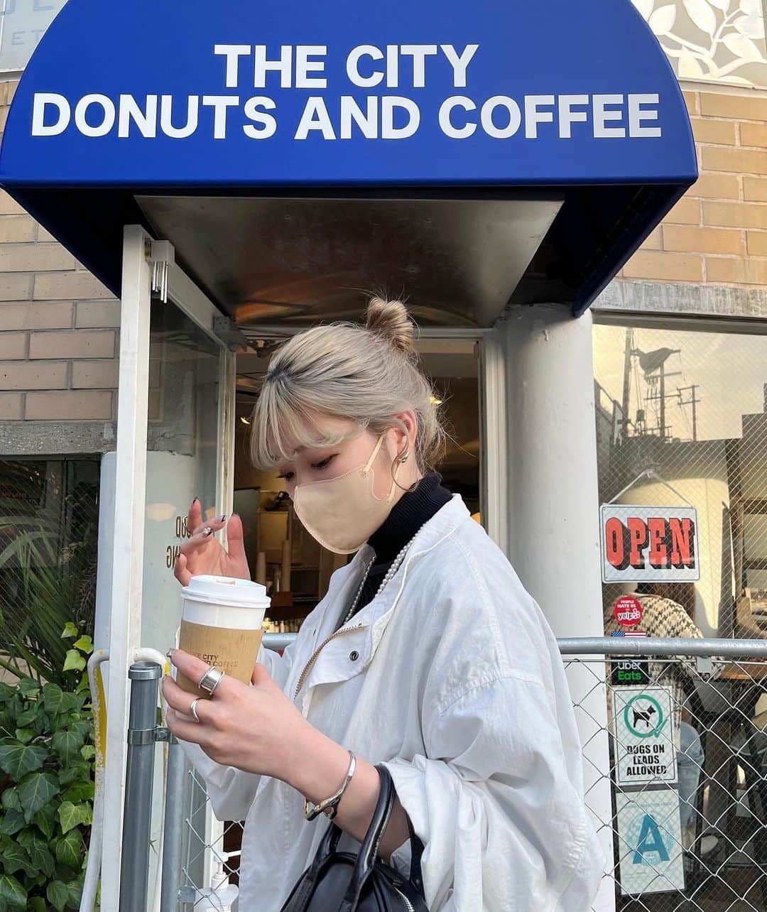 RiLiさんのインスタグラム写真 - (RiLiInstagram)「今年はドーナツブーム？🫡⁣ 【The City Donuts & Coffee】🍩🇺🇸⁣ ⁣ .⁣ 神戸・三宮駅から徒歩9分の所にある⁣ まるで海外なドーナツ屋さん🍩🇺🇸⁣ 【The City Donuts & Coffee】🍒⁣ （ザ シティ ドーナツ アンド コーヒー）⁣ .⁣ カラフルでかわいい⁣ ドーナツがお店に⁣ 並んでいるよ🫢🫢⁣ .⁣ テイクアウトして⁣ ホテル女子会のお供にするのも⁣ もちろんオススメ〜⁣ .⁣ 今年はギルティでかわいい⁣ ドーナツ屋さんに注目🫣 🫣⁣ ❣️❣️❣️⁣⁣ RiLi.tokyoはみんなの⁣⁣ 「なりたい」「やりたい」を応援💡⁣⁣ .⁣⁣ かわいいコーデやアイテム⁣⁣ 注目スポットなどが撮れたら⁣⁣ ハッシュタグ→#rili_tokyo を付けて投稿してね❗⁣⁣⁣ RiLiで紹介しちゃうかも🤭⁣⁣ ．⁣⁣⁣ Special Thanks💋 Photo by⁣⁣⁣ @onmine_c⁣ @higaemon⁣ @__.06l2⁣ @_._.tsyo⁣ @belley2001⁣ @i_am_nanaco75⁣ @eri_na1126⁣ @__mc.165ing⁣ @m__udayo⁣ .⁣⁣⁣ #thecitydonutsandcoffee #神戸カフェ#三宮カフェ#고베카페#rili_tokyo #海外風カフェ #関西カフェ #ドーナツ屋さん #ドーナツ #ザシティドーナツアンドコーヒー #ドーナツカフェ #韓国風カフェ」3月30日 21時00分 - rili.tokyo