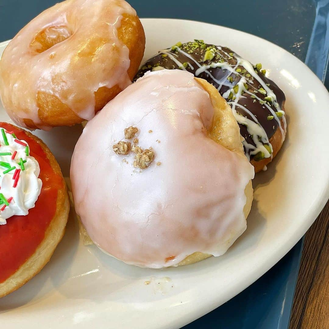 RiLiさんのインスタグラム写真 - (RiLiInstagram)「今年はドーナツブーム？🫡⁣ 【The City Donuts & Coffee】🍩🇺🇸⁣ ⁣ .⁣ 神戸・三宮駅から徒歩9分の所にある⁣ まるで海外なドーナツ屋さん🍩🇺🇸⁣ 【The City Donuts & Coffee】🍒⁣ （ザ シティ ドーナツ アンド コーヒー）⁣ .⁣ カラフルでかわいい⁣ ドーナツがお店に⁣ 並んでいるよ🫢🫢⁣ .⁣ テイクアウトして⁣ ホテル女子会のお供にするのも⁣ もちろんオススメ〜⁣ .⁣ 今年はギルティでかわいい⁣ ドーナツ屋さんに注目🫣 🫣⁣ ❣️❣️❣️⁣⁣ RiLi.tokyoはみんなの⁣⁣ 「なりたい」「やりたい」を応援💡⁣⁣ .⁣⁣ かわいいコーデやアイテム⁣⁣ 注目スポットなどが撮れたら⁣⁣ ハッシュタグ→#rili_tokyo を付けて投稿してね❗⁣⁣⁣ RiLiで紹介しちゃうかも🤭⁣⁣ ．⁣⁣⁣ Special Thanks💋 Photo by⁣⁣⁣ @onmine_c⁣ @higaemon⁣ @__.06l2⁣ @_._.tsyo⁣ @belley2001⁣ @i_am_nanaco75⁣ @eri_na1126⁣ @__mc.165ing⁣ @m__udayo⁣ .⁣⁣⁣ #thecitydonutsandcoffee #神戸カフェ#三宮カフェ#고베카페#rili_tokyo #海外風カフェ #関西カフェ #ドーナツ屋さん #ドーナツ #ザシティドーナツアンドコーヒー #ドーナツカフェ #韓国風カフェ」3月30日 21時00分 - rili.tokyo