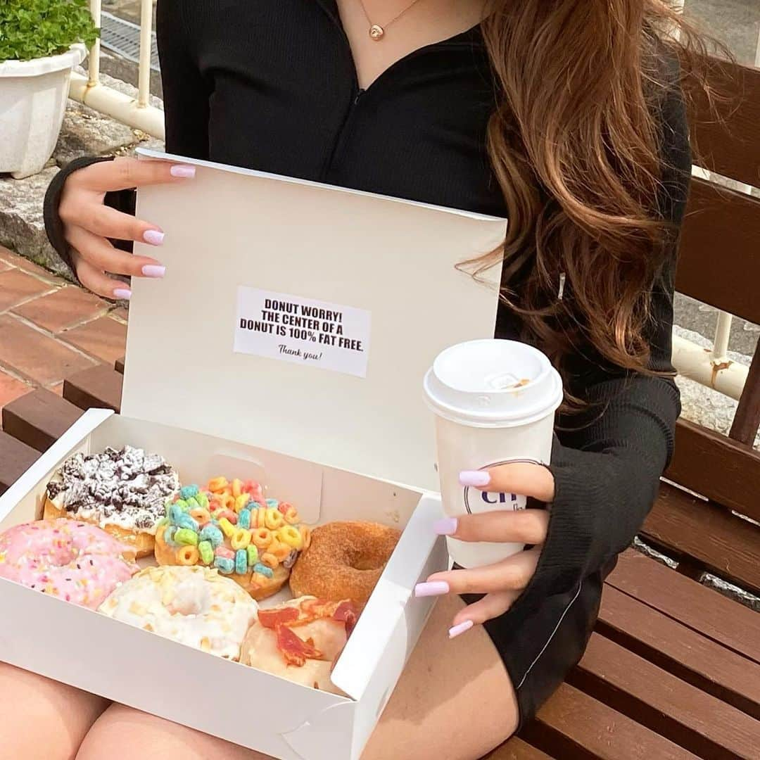 RiLiさんのインスタグラム写真 - (RiLiInstagram)「今年はドーナツブーム？🫡⁣ 【The City Donuts & Coffee】🍩🇺🇸⁣ ⁣ .⁣ 神戸・三宮駅から徒歩9分の所にある⁣ まるで海外なドーナツ屋さん🍩🇺🇸⁣ 【The City Donuts & Coffee】🍒⁣ （ザ シティ ドーナツ アンド コーヒー）⁣ .⁣ カラフルでかわいい⁣ ドーナツがお店に⁣ 並んでいるよ🫢🫢⁣ .⁣ テイクアウトして⁣ ホテル女子会のお供にするのも⁣ もちろんオススメ〜⁣ .⁣ 今年はギルティでかわいい⁣ ドーナツ屋さんに注目🫣 🫣⁣ ❣️❣️❣️⁣⁣ RiLi.tokyoはみんなの⁣⁣ 「なりたい」「やりたい」を応援💡⁣⁣ .⁣⁣ かわいいコーデやアイテム⁣⁣ 注目スポットなどが撮れたら⁣⁣ ハッシュタグ→#rili_tokyo を付けて投稿してね❗⁣⁣⁣ RiLiで紹介しちゃうかも🤭⁣⁣ ．⁣⁣⁣ Special Thanks💋 Photo by⁣⁣⁣ @onmine_c⁣ @higaemon⁣ @__.06l2⁣ @_._.tsyo⁣ @belley2001⁣ @i_am_nanaco75⁣ @eri_na1126⁣ @__mc.165ing⁣ @m__udayo⁣ .⁣⁣⁣ #thecitydonutsandcoffee #神戸カフェ#三宮カフェ#고베카페#rili_tokyo #海外風カフェ #関西カフェ #ドーナツ屋さん #ドーナツ #ザシティドーナツアンドコーヒー #ドーナツカフェ #韓国風カフェ」3月30日 21時00分 - rili.tokyo