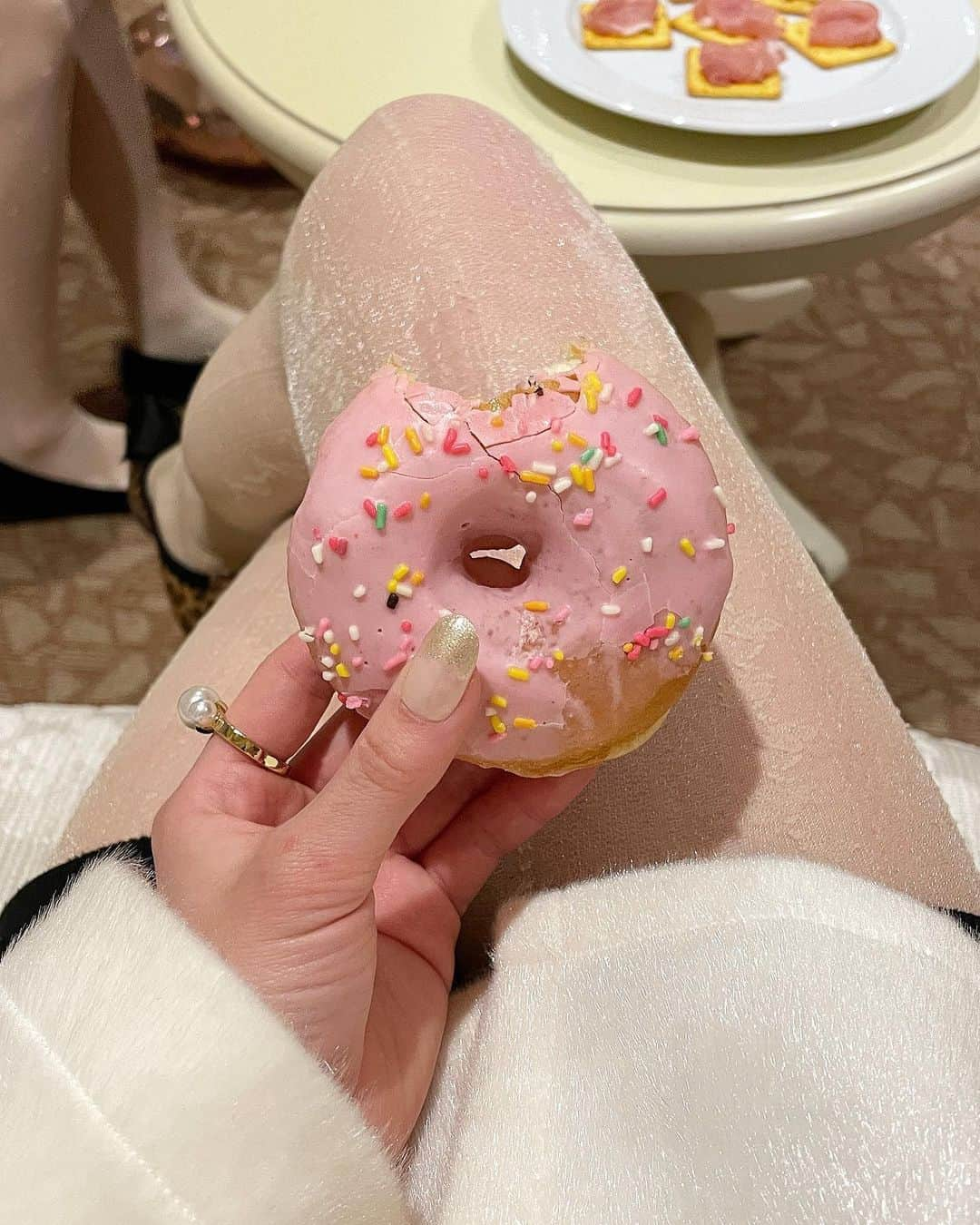 RiLiさんのインスタグラム写真 - (RiLiInstagram)「今年はドーナツブーム？🫡⁣ 【The City Donuts & Coffee】🍩🇺🇸⁣ ⁣ .⁣ 神戸・三宮駅から徒歩9分の所にある⁣ まるで海外なドーナツ屋さん🍩🇺🇸⁣ 【The City Donuts & Coffee】🍒⁣ （ザ シティ ドーナツ アンド コーヒー）⁣ .⁣ カラフルでかわいい⁣ ドーナツがお店に⁣ 並んでいるよ🫢🫢⁣ .⁣ テイクアウトして⁣ ホテル女子会のお供にするのも⁣ もちろんオススメ〜⁣ .⁣ 今年はギルティでかわいい⁣ ドーナツ屋さんに注目🫣 🫣⁣ ❣️❣️❣️⁣⁣ RiLi.tokyoはみんなの⁣⁣ 「なりたい」「やりたい」を応援💡⁣⁣ .⁣⁣ かわいいコーデやアイテム⁣⁣ 注目スポットなどが撮れたら⁣⁣ ハッシュタグ→#rili_tokyo を付けて投稿してね❗⁣⁣⁣ RiLiで紹介しちゃうかも🤭⁣⁣ ．⁣⁣⁣ Special Thanks💋 Photo by⁣⁣⁣ @onmine_c⁣ @higaemon⁣ @__.06l2⁣ @_._.tsyo⁣ @belley2001⁣ @i_am_nanaco75⁣ @eri_na1126⁣ @__mc.165ing⁣ @m__udayo⁣ .⁣⁣⁣ #thecitydonutsandcoffee #神戸カフェ#三宮カフェ#고베카페#rili_tokyo #海外風カフェ #関西カフェ #ドーナツ屋さん #ドーナツ #ザシティドーナツアンドコーヒー #ドーナツカフェ #韓国風カフェ」3月30日 21時00分 - rili.tokyo