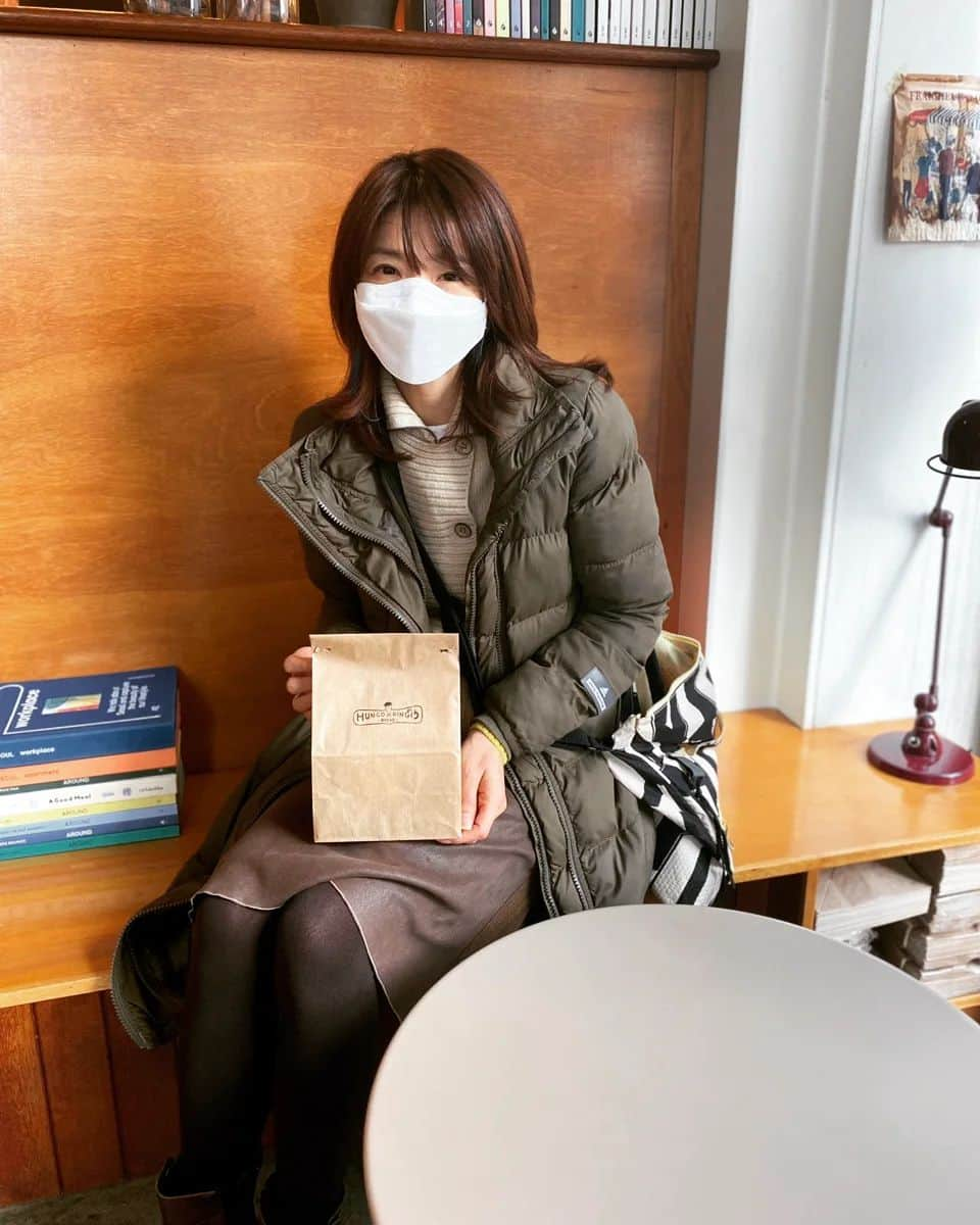 阿部美穂子さんのインスタグラム写真 - (阿部美穂子Instagram)「出発✈ ここ韓国で出会った みかさんご家族が 日本に帰国しました。 韓国のカフェで ずーっと日本語で 話した思い出 ありがとうございました💗 春 新しい出発も またみかさんらしく 笑顔いっぱいパワフルで 健康的な日々でありますように🌸 #봄#출발#다시#都こんぶ#干し梅 #明太マヨ#小玉すいか#spring」3月30日 21時06分 - miiko904