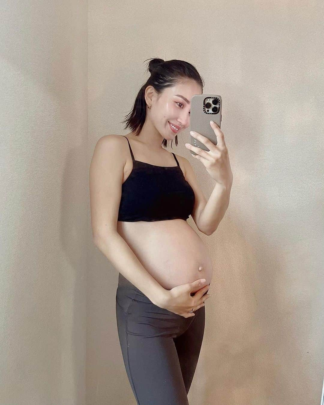 Ayaさんのインスタグラム写真 - (AyaInstagram)「ついに8ヶ月突入したので やっとこさ写真とった🤰📸笑 お腹の赤ちゃんは今1200gくらい👶🏻 またまだ小さいね🥺 これから更にお腹大きくなるのか〜！！と😳  そして💗性別ですが . . . . . . なんと〜男の子でした👶🏻🍌 食べたい物や悪阻の症状も けいとの時と同じだったので、 やっぱりっ😍🤔💓という気持ちでした。 旦那さんは女の子が欲しかったみたいだけど。笑  私は小さい彼氏が２人できると思って 楽しみにしてます💗🦖🦖 そして更に体力作り頑張ります💪笑  #妊娠8ヶ月#妊娠後期#男の子ママ#2人目妊娠中#3歳差  #マタニティ#マタニティフォト#妊婦#性別発表#マタニティーライフ」3月30日 21時10分 - aya__fit