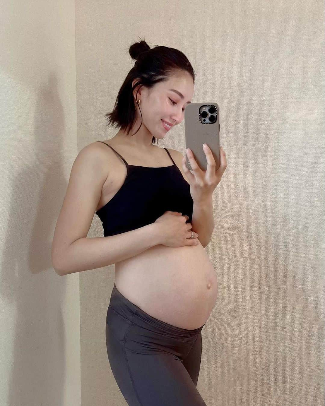 Ayaさんのインスタグラム写真 - (AyaInstagram)「ついに8ヶ月突入したので やっとこさ写真とった🤰📸笑 お腹の赤ちゃんは今1200gくらい👶🏻 またまだ小さいね🥺 これから更にお腹大きくなるのか〜！！と😳  そして💗性別ですが . . . . . . なんと〜男の子でした👶🏻🍌 食べたい物や悪阻の症状も けいとの時と同じだったので、 やっぱりっ😍🤔💓という気持ちでした。 旦那さんは女の子が欲しかったみたいだけど。笑  私は小さい彼氏が２人できると思って 楽しみにしてます💗🦖🦖 そして更に体力作り頑張ります💪笑  #妊娠8ヶ月#妊娠後期#男の子ママ#2人目妊娠中#3歳差  #マタニティ#マタニティフォト#妊婦#性別発表#マタニティーライフ」3月30日 21時10分 - aya__fit