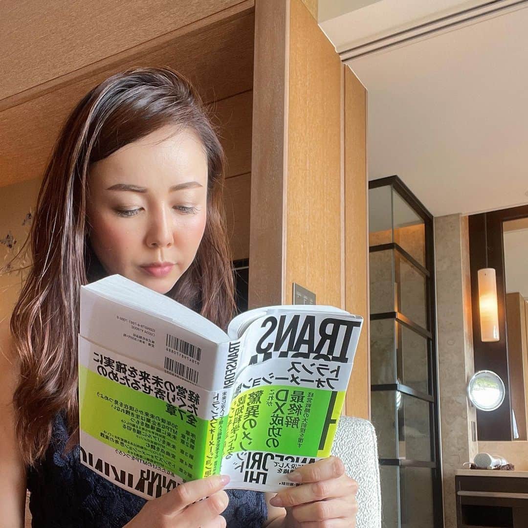 宮崎宣子さんのインスタグラム写真 - (宮崎宣子Instagram)「読まなくてはいけない本が山積みで😂 面白いから読んでるけど、 結構知らない分野で頭を使うので、 疲れ果てて、寝てしまう私😂  トランスフォーメーション思考は、 常に30年後先を考えて今を見た時に、 どれだけのことが不便で、それをどう解消されていくのか？ということが、 具体的に解説されています。  例えばタクシー🚕は何故捕まえなくてはいけないのか？  トランスフォーメーション思考だと、 タクシーを待つなんて有り得ない世の中が今後必ず来るという思考にもっていく感じです。  ビジネスは、常に先に先に考えた人のものであり、  30年前Amazonの仕組みなんて、誰が考えただろうか？ でも、30年前に、今の何でもネットで買える状況をトランスフォーメーション思考していたら、 わざわざお店に行かないと買えない今の時代に不便を感じるはずですよね？  そういう思考を持つことの話です。 まだ途中ですが、結構面白くてスイスイ読めちゃうけど、その思考を色々と考えながら読むと時間かかってます😂  文章読んでも頭に入って来ないから、 何度も読まなきゃいけなくて🥲  老化現象のない時代にトランスフォーメーションしたいです。笑  #読書 #大学の先輩の本 #トランスフォーメーション思考 #昼寝好き #常に30年後を考えて」3月30日 21時28分 - miyazaki_nobuko