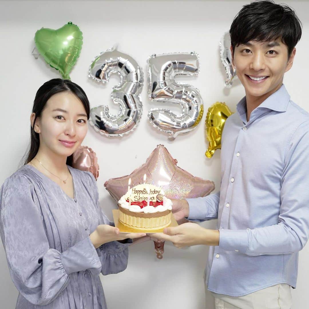 岩間恵さんのインスタグラム写真 - (岩間恵Instagram)「しんやくんの誕生日💓  最近バタバタでプレゼント間に合わず。 その代わりに大好きなわんこ🐶と たくさん触れ合ってもらった笑  全部楽しんでくれて喜んでくれて良かった！ ここまで優しくてピュアで真っ直ぐな人ってなかなかいないと思うので、35歳になってもこのままでいて欲しいです笑  あ、もう少し片付けできるようになったら 更に素敵だと思います笑  おめでとう❤️」3月30日 21時35分 - iwamame