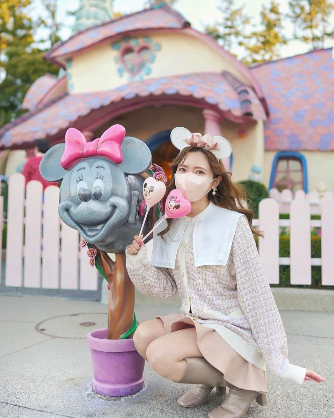 あいにゃんさんのインスタグラム写真 - (あいにゃんInstagram)「ここ最近のディズニーコーデまとめ🌸💗✨ 私的には長袖トップス×カーディガン×厚手の春アウターがおすすめ！ ※インナーダウンもあると安心です⚠️  日中はカーディガンだけで過ごせるくらい暖かくなるけど、 朝と夜、風が強いとびっくりするくらい 寒いのでアウター無しで行くのはまだ注意！🥶💦 タイツも必須です！！！  ①トレンド詰め込みミニーちゃんコーデ🐭🎀 ツイードカーデ、襟付きブラウス、ミニ丈スカート、ブーツ、、とトレンドを詰め込んだ、ファッションデザイナーミニーちゃんならではのコーデ😂💗笑 knit @deicy_official  tops @areeam_official  skirt @deicy_official   ②101匹わんちゃんコーデ🐶🐾 ガーリーなブラウスをぶりぶりに着たくなかったので、新作の101バケハで外して、カジュアルガーリーなコーデにしたよ！ tops @areeam_official  skirt @areeam_official  bag @areeam_official   ③大人シェリーメイコーデ🧸🎀 肩チラ見せニットとマーメイドスカートで デートにもぴったりなシェリーちゃんコーデをしたよ！ knit @snidel_official  skirt @deicy_official   ④ホテル用におめかしミニーコーデ🏨✨ ディズニーランドホテルに合うように、お嬢様感が欲しかったので👸🏼🏰(笑)、襟付きの品のある花柄の清楚系ワンピでミニーコーデをしました！ one-piece @areeam_official   ⑤ダッフィーのワンダフルヴォヤッジのミッキーさんコーデ⚓️⛵️ 緑✖︎ブルーボーダー✖︎ブルーパンツをミッキーさんが着ていたので、できる限り再現しました💙 ジャケットだとかっちりすぎると思って、ニットカーデにしたのは大正解でした✌️😏 knit @gu_global  tops @uniqlo_jp  bottom @uniqlo_jp  bag @gucci   これからディズニーへ行く方の 参考になれたら少しでもなれたら嬉しいです🌼🥺💗💕  イースターも始まるから、 次行く時はうさぎちゃんかなぁ？🐇 みなさんは今一番、どんなディズニーコーデがしたいですか？💗💕  #東京ディズニーランド #東京ディズニーシー #ディズニーランド　#ディズニーシー　#ミラコスタ　#ディズニーコーデ　#ディズニーバウンド　#ミニーちゃんコーデ　#シェリーメイコーデ　#ミッキーコーデ　#ダッフィーのワンダフルヴォヤッジ #プチプラコーデ　#101匹わんちゃんコーデ　#gu #UNIQLO #tokyodisneysea #tokyodisneyland #tokyodisneyresort #Areeam」3月30日 22時12分 - ainyan_0302