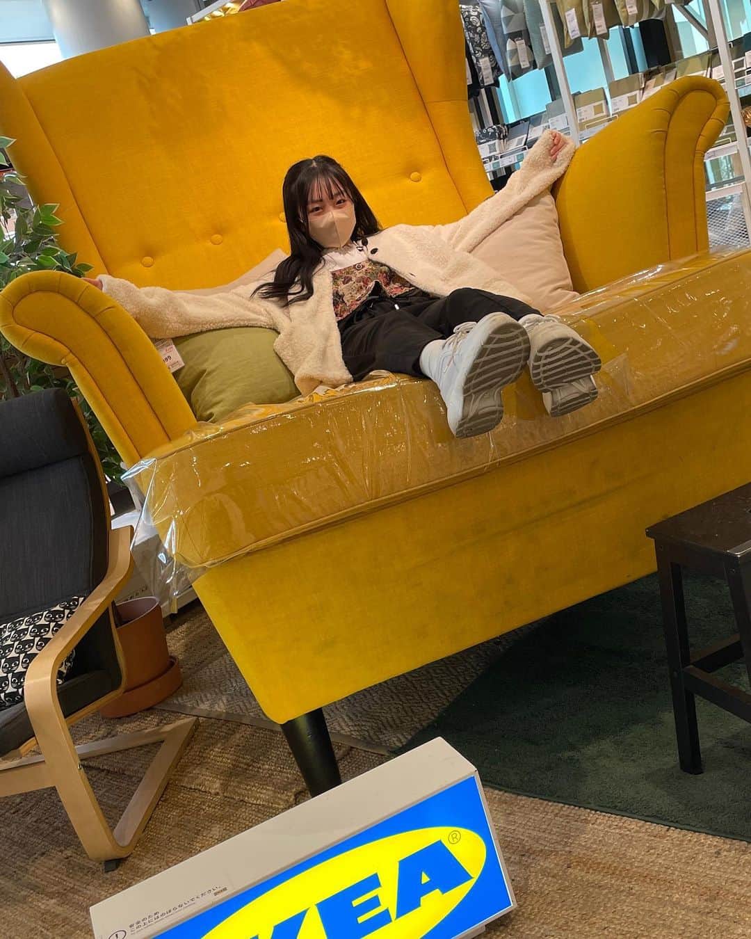 ひまひまチャンネルさんのインスタグラム写真 - (ひまひまチャンネルInstagram)「大きい椅子🪑 （靴の裏が真っ黒なのは🤫🤫）  春休みの宿題を開始しようとしたら、ドラマにハマってしまい一切進んでいません…😭笑 頑張ります💪🤍🤍  そして！明日はASMFのライブですね💭💭 楽しみです～♥️   #ひまひまチャンネル #ひまひま #IKEA」3月30日 22時20分 - himahima_channel