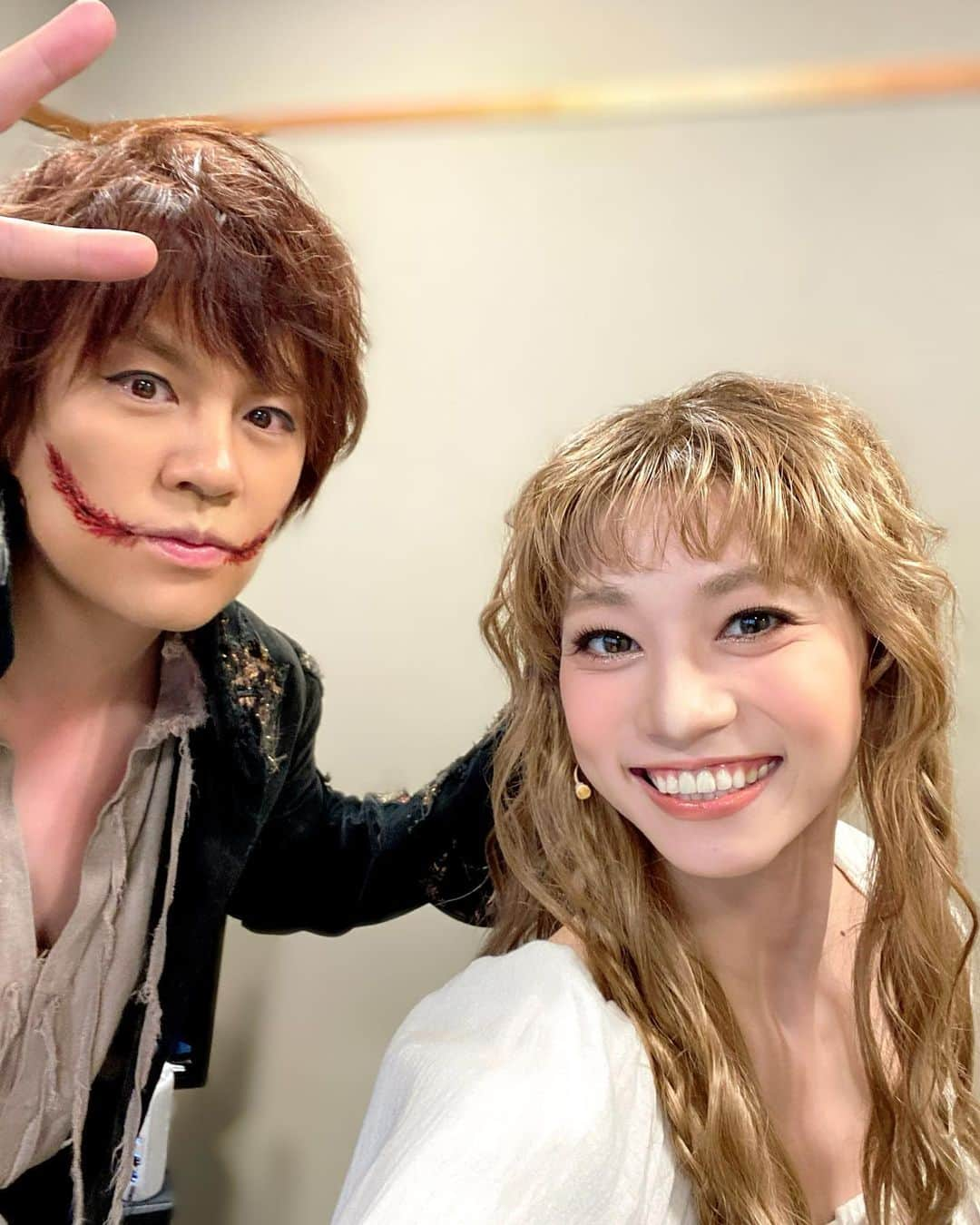 真彩希帆さんのインスタグラム写真 - (真彩希帆Instagram)「笑う男の思い出Part5☺️❤️  はじめましてな筈なのにそんな気がしない グウィンプレン役の健ちゃん 浦井健治さんとのお写真です🥳✨  健ちゃんはいつも 真っ直ぐ心をオープンに接して下さって、私も何の遠慮もなく本当に日々楽しく感じたままお芝居をさせて頂きました☺️🙏✨  子供の頃から見ていた 素晴らしいミュージカル俳優さん。 そんな方と色々なお話をしながら舞台を作り上げる事ができて 最高に幸せでした✨  普段も舞台上も 健ちゃんのお顔を見るとホッとして 思わずゆるーくなってしまい🤣 爆笑することも多々。  グウィンプレンとデアとしては 最後にセリ上がり、2人で向き合うのですが (その時デアの目も見えていて🥹✨)  何とも言い難い”ありがとう“の気持ちが溢れて 毎回涙が溢れてしまい、お互い泣き笑いでした。  以前の健ちゃんとの対談を見てくださった方はご存知かと思われますが  会ったこともない私に勇気と元気を届けてくださった健ちゃん(きのこいぬの漫画🐶🧡) あの時も、今も 救ってくださってありがとうございました😌🙏  グウィンプレンの優しさは 健ちゃんそのものだと思います！！  本当に感謝です。 またいつかどこかでご一緒できますように！🌸  #笑う男 #グウィンプレン と#デア #小さな月🌙と小さな星🌟 #舞台をおりたらやんちゃ兄妹 🤣 #真彩希帆」3月30日 22時33分 - maayakiho