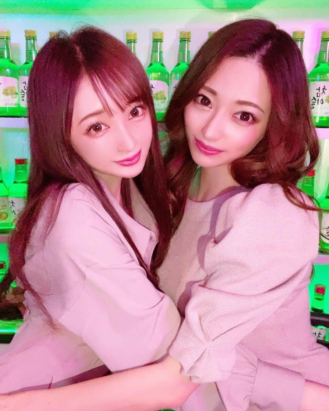 真優川咲さんのインスタグラム写真 - (真優川咲Instagram)「#🇰🇷#🐓#🧀#🥘#🍸#👯‍♀️ 💕  #ガッツリ 💥#韓国料理 食したいなら🙈 📣#ソンナム〜【 @sonnam_tokyo 】🇰🇷✌️ とゆーことで✨あたしたちココ 密かに通ってます💚💙😝👍笑笑  #三茶 にある隠れ家的#韓国料理屋 さん❤️‍🔥 #チャミスル や#マッコリ 片手に..🍻 #お酒がすすむ#hotで#ジャンク な料理 達をつまみながら #お仕事終わりの一杯 はたまりません🥴☺️👍❤️‍🔥  前回行った時に撮影した #サイン入りチェキ も飾られてるので 探してみてね🤗😘💚💜💕ww  ちな、この日【 @aries_ebisu 】にて #マツエク ボリュームたして頂いたばかり だったのでおめめクリンクリン~😛💕 いい感じでしたぁ😽👍　#thanks 🦋✨ #Love #happy #twins #韓国気分 #韓国料理 #三軒茶屋 #三茶グルメ #咲グルメ💋」3月30日 23時01分 - saki_411