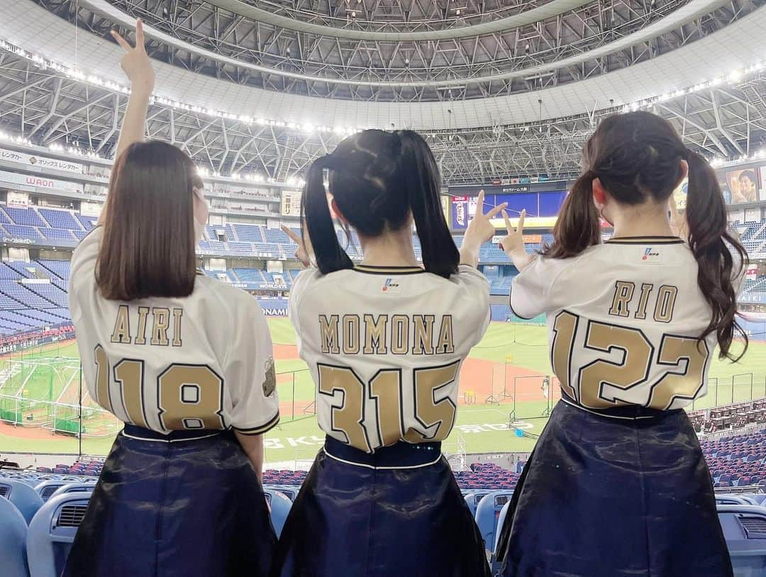 松本ももなさんのインスタグラム写真 - (松本ももなInstagram)「野球女子どうですか？⚾️  オリックスvs楽天戦でまなてぃの特別始球式🎉とBsGirlsさんと コラボパフォーマンス致しました🏟  初めての京セラドームさんとても広くて パフォーマンスさせて頂けて凄く楽しかったです💕  #ラストアイドル #オリックス #京セラドーム #オリックスバファローズ #特別始球式 #大阪 #japanesegirl #japanese #baseball #uniform」3月30日 23時51分 - momona.1012