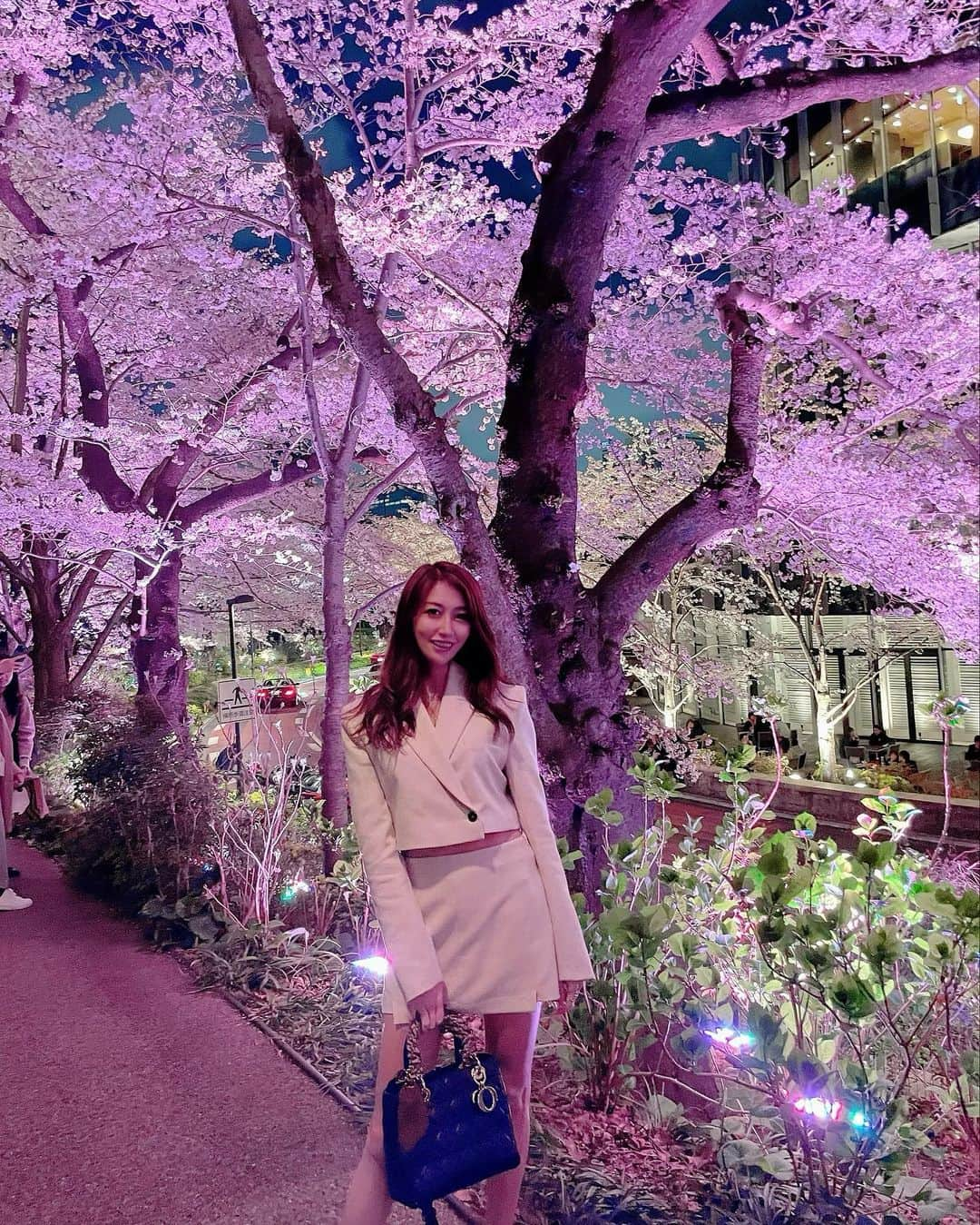 齋藤菜月さんのインスタグラム写真 - (齋藤菜月Instagram)「夜桜綺麗だったあ🌸  行ってみたかった#ピータールーガー　はたまたま予約空いてる日ないかなーってみてたら予約取れたの😳✨ ラッキー🥳🥳 サラダもお肉もサイドディッシュも美味しかった❤️ 大きいブロッコリーとスピナッチとジャーマンポテト頼んだょ❤️ ワインの写真忘れたけど、 ピータールーガーオリジナルのナパのカベルネにしました🍷 滑らかな樽香、ブラックチェリー、チョコレート、バニラの香り🍇おいしかったあ😋  #夜桜#🌸#お花見#満開 #peterluger#🥩#tボーンステーキ」3月31日 0時42分 - irisnacchi