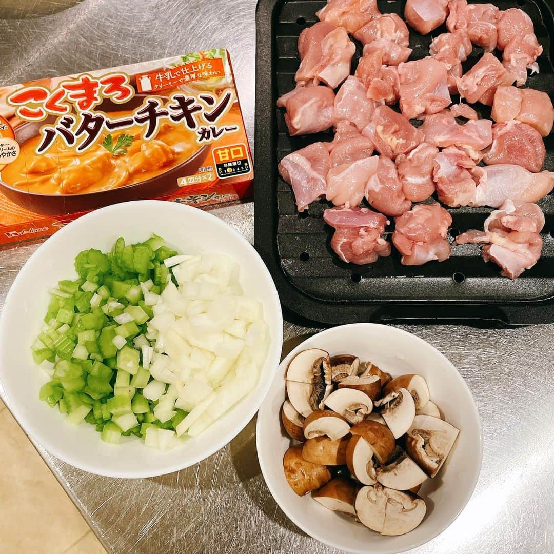 葉月里緒奈さんのインスタグラム写真 - (葉月里緒奈Instagram)「JKはバターチキンカレーと豚の角煮。 そして深夜のスィーツ三昧。 ダイエットはいつから始めるのでしょうか(笑)？ #おうちごはん #夕ご飯#時間差ごはん#バターチキンカレー#豚の角煮#jkの夕ご飯はいつも22時#高校生って忙しいね #塾のお迎え #ガラガラのライズ#早く着いたからスタバで休憩#ふわふわムースコーヒーgyunew #ついつい食べちゃうイングリッシュマフィン#朝マックのマフィンも大好き#チョコレートフルケーキ#jeanpaulhevin #rionahazuki」3月31日 8時42分 - riona_hazuki