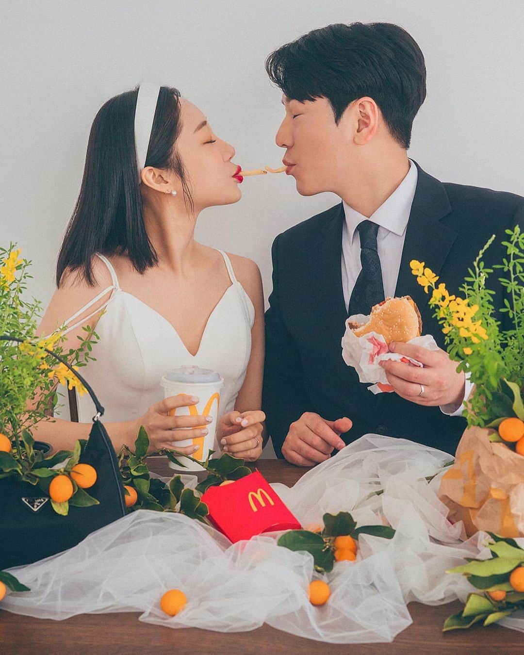 プレ花嫁の結婚式準備サイト marry【マリー】さんのインスタグラム写真 - (プレ花嫁の結婚式準備サイト marry【マリー】Instagram)「🍟🍔🥤❤️ ⁡ 食べたり、飲んだりしているところって、仲良しで自然な雰囲気で可愛い❤️ ⁡ 韓国のフォトグラファー @xoxooui さんの作品から、食べ物・飲み物と一緒の写真をご紹介しました🍽 ⁡  お家やデートで、 セルフタイマーでチャレンジしてみるのもありです💡✨ ⁡ ⁡ ⁡ * * * * marryは世界中の可愛い結婚式アイデアを紹介するメディアです💎 アカウントをタグ付けしてくださっている方の投稿は全て拝見しています💖 リポストもさせてください💕 ⁡ ⁡ サイト内には、 結婚式のアイデアを紹介する記事が1万以上✨ @marryxoxo_wd の プロフィールURLからチェックできます💍 ⁡ 特に人気だった記事は @marryxoxo_id のアカウントでも 紹介しています🌷 ⁡ ⁡ しゃぼん玉バルーンや指輪のレースサブレなどのオリジナル商品は、@marryxoxo_shopのアカウントで紹介しています💕 ◌ #プレ花嫁#卒花#卒花嫁#2022春婚#2022夏婚#2022冬婚#2022秋婚#結婚式#結婚式準備#2022春婚プレ花嫁#2022秋婚プレ花嫁#2022夏婚プレ花嫁#2022冬婚プレ花嫁#2023春婚#2023冬婚#ウェディングフォト#マクドナルド#カップルフォト#韓国ウェディングフォト#ウェディング前撮り#結婚式前撮り#前撮りポーズ#前撮り指示書#韓国フォト#weddingphotography#koreawedding#koreabride#weddinginspiration」3月31日 9時01分 - marryxoxo_wd