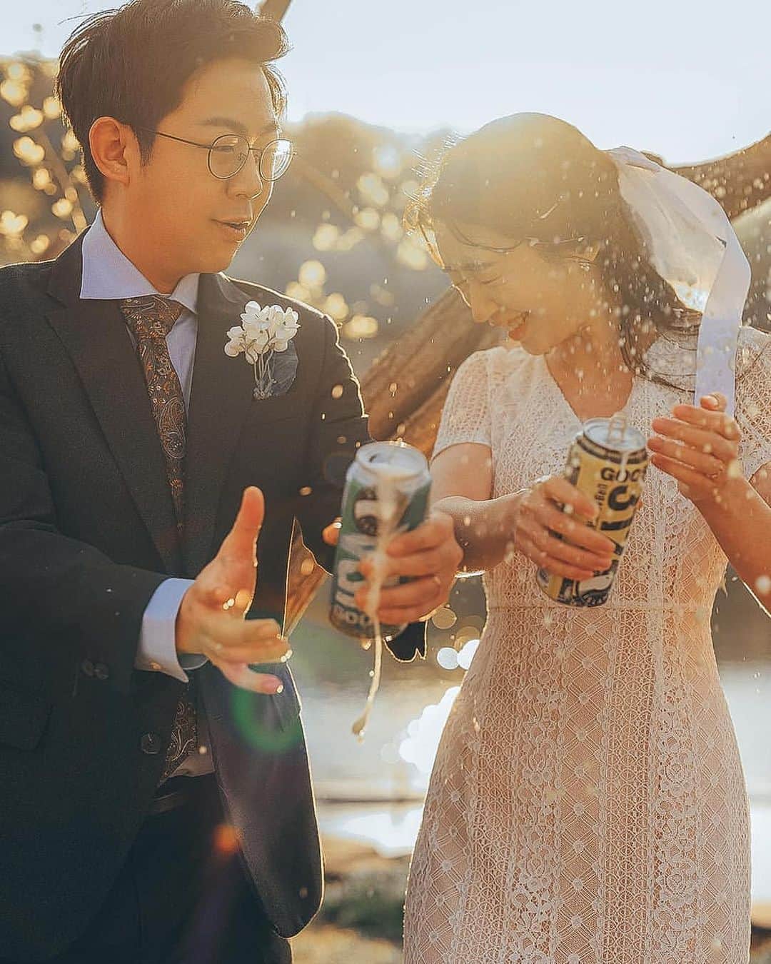 プレ花嫁の結婚式準備サイト marry【マリー】さんのインスタグラム写真 - (プレ花嫁の結婚式準備サイト marry【マリー】Instagram)「🍟🍔🥤❤️ ⁡ 食べたり、飲んだりしているところって、仲良しで自然な雰囲気で可愛い❤️ ⁡ 韓国のフォトグラファー @xoxooui さんの作品から、食べ物・飲み物と一緒の写真をご紹介しました🍽 ⁡  お家やデートで、 セルフタイマーでチャレンジしてみるのもありです💡✨ ⁡ ⁡ ⁡ * * * * marryは世界中の可愛い結婚式アイデアを紹介するメディアです💎 アカウントをタグ付けしてくださっている方の投稿は全て拝見しています💖 リポストもさせてください💕 ⁡ ⁡ サイト内には、 結婚式のアイデアを紹介する記事が1万以上✨ @marryxoxo_wd の プロフィールURLからチェックできます💍 ⁡ 特に人気だった記事は @marryxoxo_id のアカウントでも 紹介しています🌷 ⁡ ⁡ しゃぼん玉バルーンや指輪のレースサブレなどのオリジナル商品は、@marryxoxo_shopのアカウントで紹介しています💕 ◌ #プレ花嫁#卒花#卒花嫁#2022春婚#2022夏婚#2022冬婚#2022秋婚#結婚式#結婚式準備#2022春婚プレ花嫁#2022秋婚プレ花嫁#2022夏婚プレ花嫁#2022冬婚プレ花嫁#2023春婚#2023冬婚#ウェディングフォト#マクドナルド#カップルフォト#韓国ウェディングフォト#ウェディング前撮り#結婚式前撮り#前撮りポーズ#前撮り指示書#韓国フォト#weddingphotography#koreawedding#koreabride#weddinginspiration」3月31日 9時01分 - marryxoxo_wd