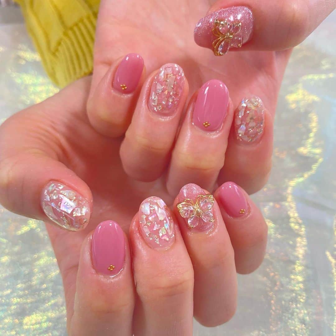 澤野井香里さんのインスタグラム写真 - (澤野井香里Instagram)「New nail🦋✨  Me nailの新しいジュエリー💎みたいな華やかパーツが豊富で3Dのバタフライをのせたピンクネイルに^ - ^  シェルやパーツがキラキラ☺️✨  春はピンクにしたくなる🌸🌸🌸  Thank you♡  @menail1201 @menailuraeri   Me nail 💅 06-6253-2828  #ks_22✨ #ks_nail✨ #ks_beauty✨ #ks_osaka✨ #nail #ジェルネイル #春ネイル #ピンクネイル #バレンタイン #蝶ネイル #バタフライネイル #ネイル好きな人と繋がりたい #ミイネイル #2022ネイル #💅」3月31日 9時34分 - kaori_sawanoi