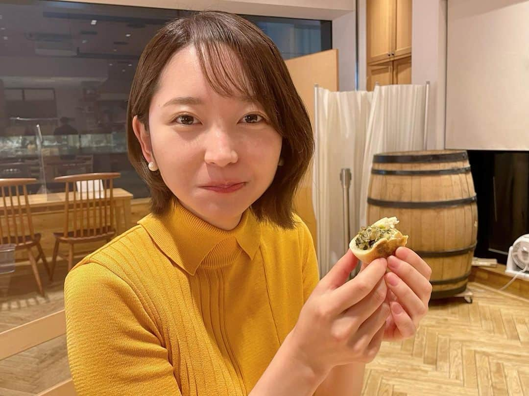 竹崎由佳さんのインスタグラム写真 - (竹崎由佳Instagram)「. アンテナショップで気になる商品を沢山食べさせていただいたソレダメの中継終わり、人気No.1のおやきも３つほど食べました！特に丸茄子の味噌炒めが入っているのがお気に入りです🍆 長野県、美味しいもので溢れてますね☺︎ #ソレダメ」3月31日 10時10分 - yuka__takezaki