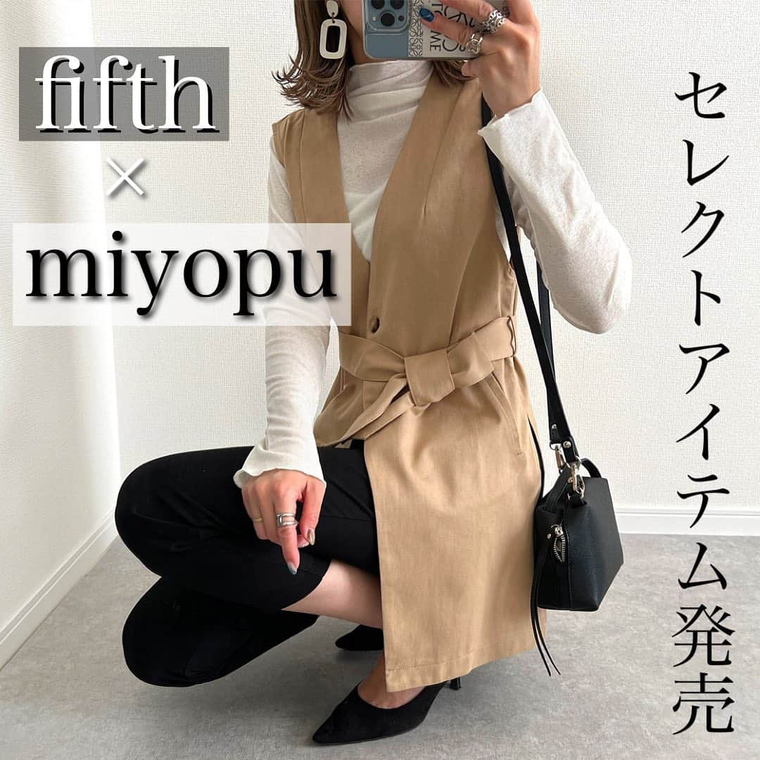 Miyoさんのインスタグラム写真 - (MiyoInstagram)「【fifthコラボアイテム発売】 この度、@fifth_store さんで私のセレクトアイテムが 発売されました🌸 今回は全部で5コーデ紹介させて頂きます🥰 ⁡ ●肩掛け風ショールシャツコーデ 取り外し可能なボーダーのショールは、 そのまま肩がけにしたり、前で結んでも可愛いです♡ 丈が短めなのでハイウエストのボトムスと相性抜群👌🏻 ⁡ ●スクエアネックギャザーブラウスコーデ 春らしいライトグリーンが目を惹くブラウス🌸 肩のフリルデザインがポイント♡ スクエアネックでデコルテを綺麗に見せてくれます☺️ ⁡ ●ノーカラージレコーデ トレンドのジレ❤️ ボタンを開けて着るのもよし、 ベルト付きなので前で結んで着ても可愛いです😍 ⁡ ●バルーンスリーブブラウスコーデ 大好きなぽわん袖ブラウス♡ 二の腕をカバーしながらシルエットも可愛いって 最高😍👌🏻 バックリボンデザインもお気に入り🎀 ⁡ ●ウエストマークラップ風スカートコーデ カジュアルにもきれい目にも着れる ラップ風スカート♡ バックゴムで楽ちん♪ シワになりにくい生地も良き👌🏻 ⁡ fifthのサイトで4つ買ったら70%OFFになるとてもお得なクーポンと 4400円以上で送料無料になるようなので是非チェックしてくださいね～！ ⁡ @editsheen_store #fifth#フィフス#フィフスタイル#fifthtl#editsheen#エディットシーン#肩掛け風ショールシャツ#スクエアネックギャザーブラウス#ノーカラージレ#バルーンスリーブブラウス#ウエストマークラップ風スカート#春コーデ#ママコーデ#プチプラコーデ#シンプルコーデ#カジュアルコーデ#大人カジュアル#きれいめカジュアル#骨格ウェーブ#3児ママ」3月31日 10時26分 - miyopu