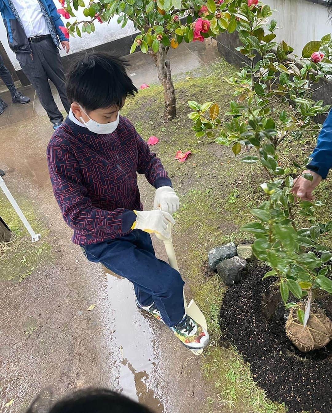 市川海老蔵 （11代目）さんのインスタグラム写真 - (市川海老蔵 （11代目）Instagram)「Tree planting ceremony today. Reika and I had planted before, so this time, Kangen too.  The three trees are planted at “Sakurayu.” Please visit if you have the time to spare😊✨  * 今日は植樹 私も麗禾も、 以前にしていたので、 今回 勸玄も植樹しました。  さくら湯さんに三人の植樹してます。 お時間あれば見てくださいね😊✨  #市川海老蔵 #海老蔵 #成田屋 #歌舞伎　 #成長記録 #子育てぐらむ #子供のいる暮らし #子どものいる暮らし #子育て日記 #children #childphotography #daughter #son #ABKAI #ABMORI #ebizoichikawa #ebizo #kabuki #thunderparty #ebizotv #theater #theaterarts #actor #japan #classic」3月31日 10時36分 - ebizoichikawa.ebizoichikawa