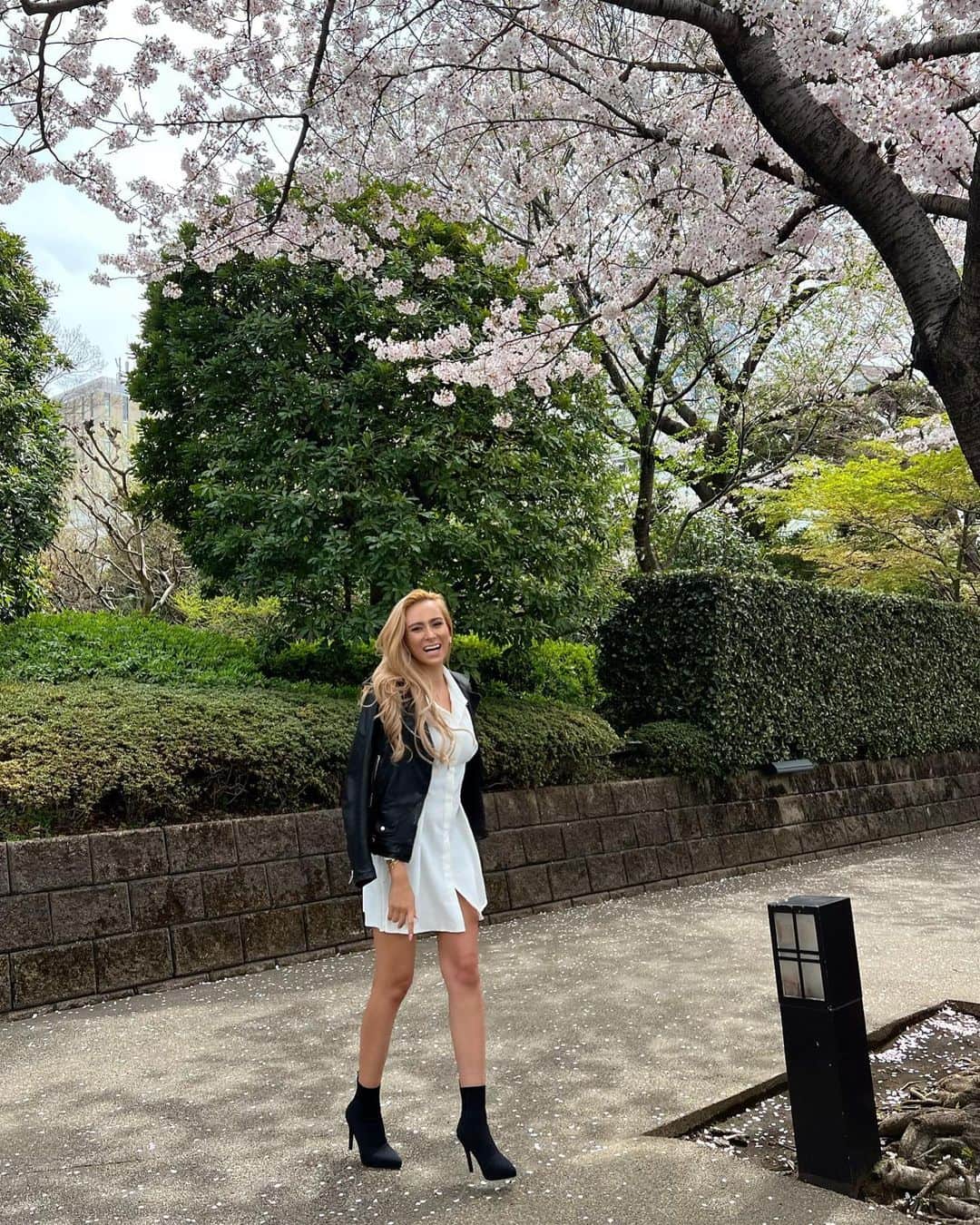 MALIAさんのインスタグラム写真 - (MALIAInstagram)「⠀ ⠀ ⠀ ⠀  桜が綺麗に咲いてたから 撮ってもらったよ🌸✨ ⁡ MALIA.ちゃん回って‼︎って言われて 動画だと思ってたら写真だった😂😂 ⁡ いまから最終日の@cosme TOKYOへ 向かいまーす💗💗💗💗💗💗💗💗 ⁡ #MALIANELA_style #ANELATOKYO @fleyja.goddess #FLEYJA #FLYEJA_MALIA #女神スキンケア #アットコスメトーキョー #原宿」3月31日 11時41分 - maliarehman