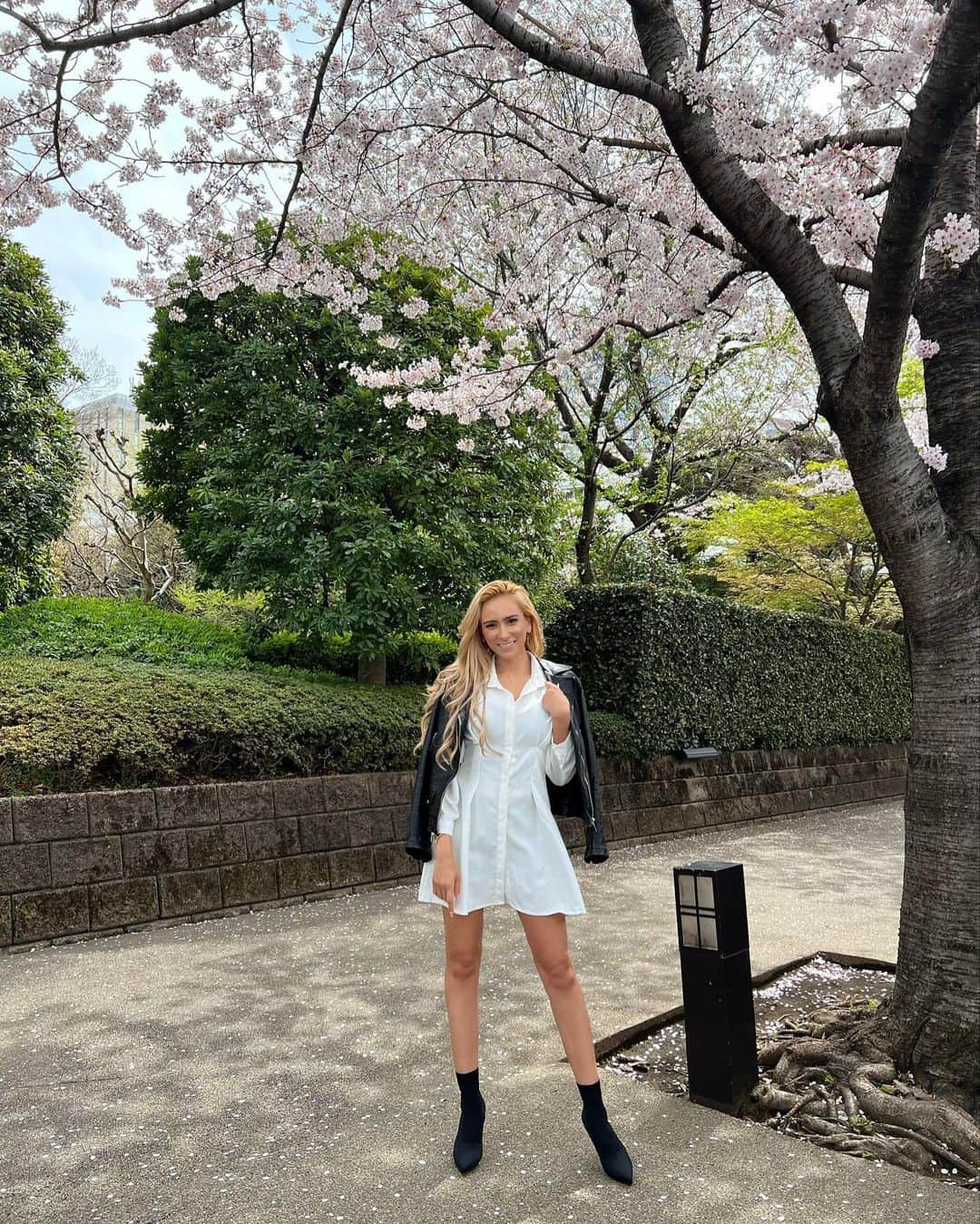 MALIAさんのインスタグラム写真 - (MALIAInstagram)「⠀ ⠀ ⠀ ⠀  桜が綺麗に咲いてたから 撮ってもらったよ🌸✨ ⁡ MALIA.ちゃん回って‼︎って言われて 動画だと思ってたら写真だった😂😂 ⁡ いまから最終日の@cosme TOKYOへ 向かいまーす💗💗💗💗💗💗💗💗 ⁡ #MALIANELA_style #ANELATOKYO @fleyja.goddess #FLEYJA #FLYEJA_MALIA #女神スキンケア #アットコスメトーキョー #原宿」3月31日 11時41分 - maliarehman
