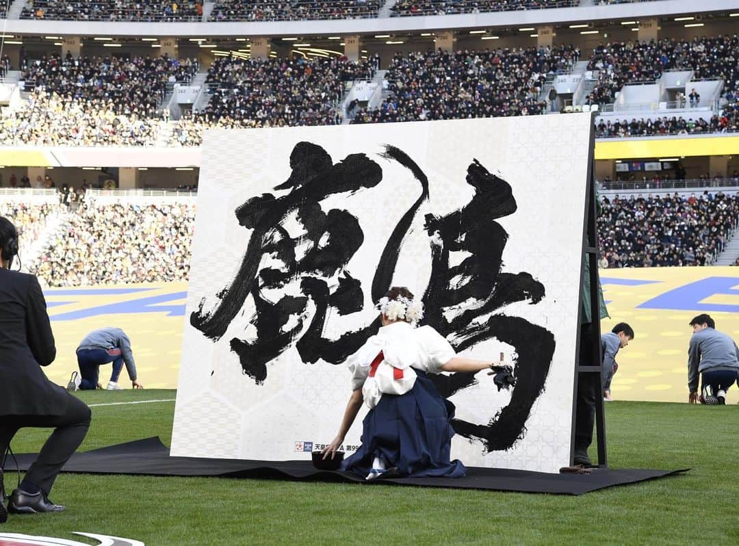 青柳美扇さんのインスタグラム写真 - (青柳美扇Instagram)「国立競技場  2020.1.1に行われた、「JFA 天皇杯」の決勝戦でのオープニングアクトからのご縁で、国立競技場の壁面作品を担当させていただきました🌟  ＜競技後のインタビューを行うフラッシュインタビューエリア＞の9mに及ぶ壁面に「TOKYO」「NATIONAL STADIUM」を書きました！🌟  🗼東京2020🗼大会のレガシーを体験することができるスタジアムツアー『国立競技場スタジアムツアー』が開催されます👏 私の筆文字も間近でご覧いただけます🌟！  【チケットに関するお問い合わせ先】 ・国立競技場スタジアムツアー事務局 ・電話　　　0570-050800 ・メール　　info@kokuritu-tours.jp ・受付時間　10:00～18:00  詳細は 【国立競技場　スタジアムツアー】で検索ください🔍  National Stadium I was in charge of the wall work of the National Stadium, which is the venue for the Tokyo Olympics 🌟  After the competition, I wrote "TOKYO" and "NATIONAL STADIUM" on the wall of the flash interview area where I will interview!  I'm very honored! Thank you!💓  #Nationalstadium #tokyo #art #architecture  #beauty #書道家青柳美扇　#aoyagibisen #青柳美扇 #love #instagood #instadaily #JAPAN#j #japanese #手書き  #calligraphy #japanesecalligraphy #calligrapher #書道 #書道家 #ink #書道パフォーマンス #美扇筆 #training #artist #artistsoninstagram #jfa #天皇杯」3月31日 15時09分 - aoyagibisen