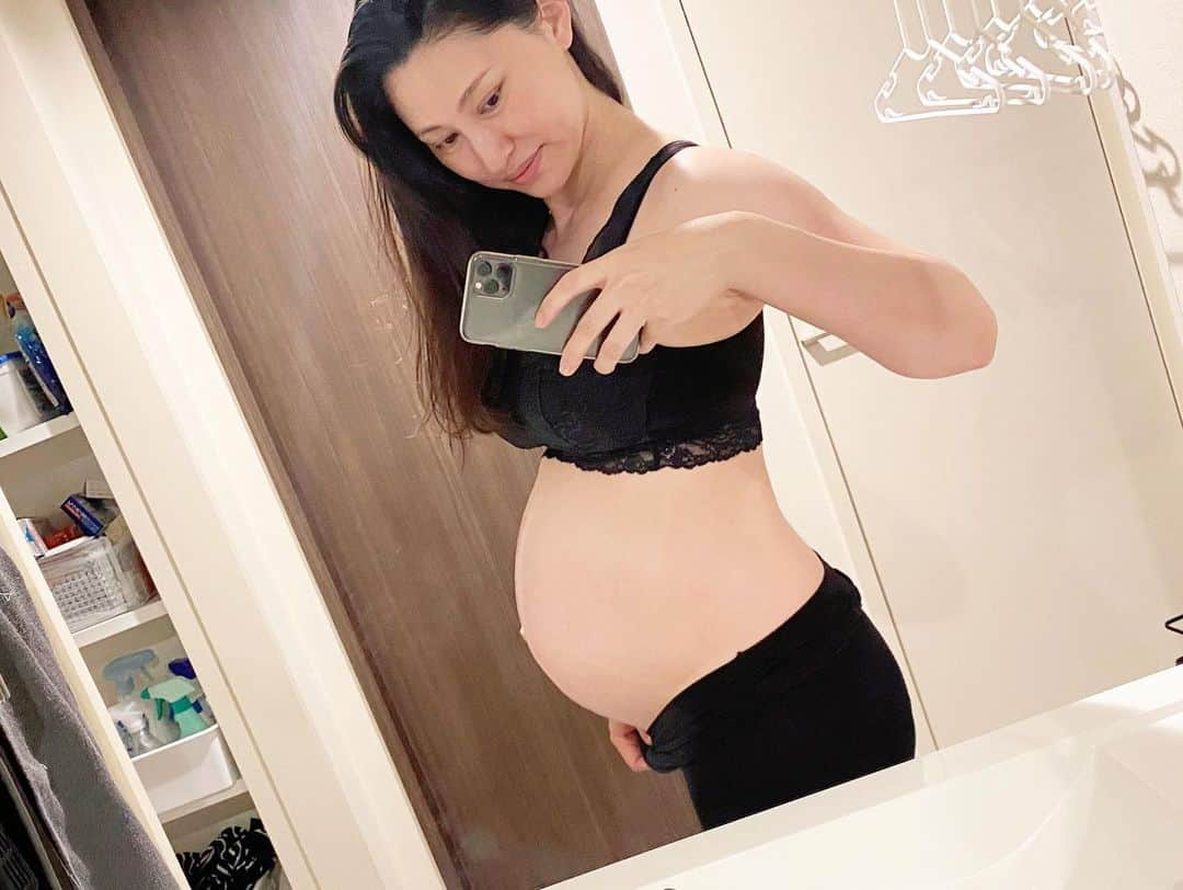 福島慶子さんのインスタグラム写真 - (福島慶子Instagram)「#妊娠9ヶ月 🤰👶🍼 通っていた産婦人科も 先日最後の健診で、 "出産がんばってね👍"って おじいちゃん先生や看護師さんに言われたけど 産む実感がまだありません😂‼️笑  あと2ヶ月もしないうちに 生まれるとか 2人目あっという間すぎる😂‼️  と言いながら 気づいたら動きが遅くなって 息も上がりやすくなってるし 胸焼けはひどいし 胎動が今回強すぎてヒヤヒヤするし、、  早く産み終わりたいけど まだお腹の中で 頑張って大きくなっておくれ👶  #マタニティ記録#妊娠後期#マタニティ#お腹の記録 #里帰り出産#コロナ禍出産 #妊婦#第二子妊娠中 #男の子ママ#胸焼け#後期つわり」3月31日 15時26分 - keiko_fukushima