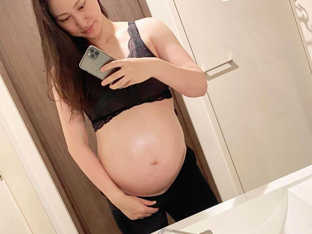 福島慶子さんのインスタグラム写真 - (福島慶子Instagram)「#妊娠9ヶ月 🤰👶🍼 通っていた産婦人科も 先日最後の健診で、 "出産がんばってね👍"って おじいちゃん先生や看護師さんに言われたけど 産む実感がまだありません😂‼️笑  あと2ヶ月もしないうちに 生まれるとか 2人目あっという間すぎる😂‼️  と言いながら 気づいたら動きが遅くなって 息も上がりやすくなってるし 胸焼けはひどいし 胎動が今回強すぎてヒヤヒヤするし、、  早く産み終わりたいけど まだお腹の中で 頑張って大きくなっておくれ👶  #マタニティ記録#妊娠後期#マタニティ#お腹の記録 #里帰り出産#コロナ禍出産 #妊婦#第二子妊娠中 #男の子ママ#胸焼け#後期つわり」3月31日 15時26分 - keiko_fukushima