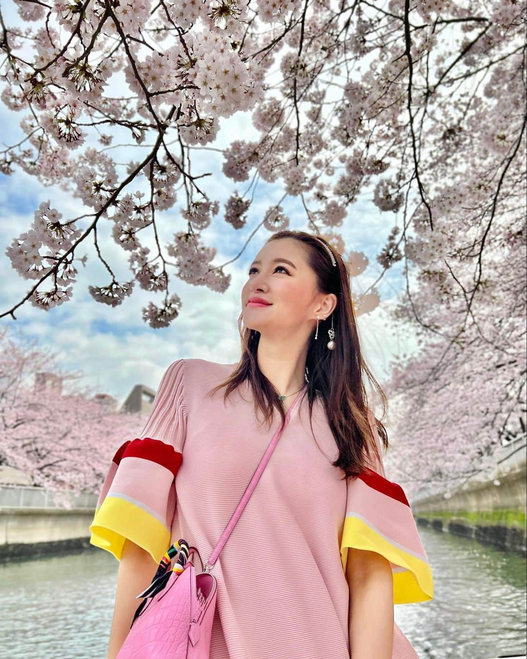 平山美春さんのインスタグラム写真 - (平山美春Instagram)「Cherry blossoms season🌸🌸🌸 今年も恒例のエドベンチャー @edoventure_cruise さんの船でお花見クルーズ🌸🛥ちょうど満開の天気の良い日に来れた💕 モエロゼは準備されていて、おつまみは食べやすいものを持ち込んで💕最後はやはり花より団子🍡になりましたが🤣楽しいメンバーであっという間に終わってしまいました🥰 夏場も運航しているので、また夏にみんなで乗りに来たいと思います🥳 . 私が持ち込んだのはシェ・イノさんのトリュフシフォンケーキ💗友人が中国飯店の北京ダックも持ち込んでくれて✨ 写真を撮れなかったけど、メツゲライクスダさんのシャルキュトリーも❣️ また来年もよろしくお願いします🤲✨ @edoventure_cruise  . #お花見 #お花見クルーズ  #cherryblossom」3月31日 16時19分 - miharuhirayama