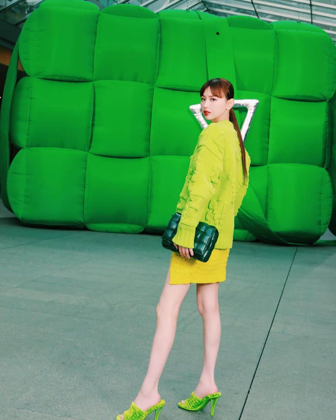 鈴木えみさんのインスタグラム写真 - (鈴木えみInstagram)「💚💚💚  #bottegaveneta #PaddadCassette」3月31日 17時13分 - emisuzuki_official