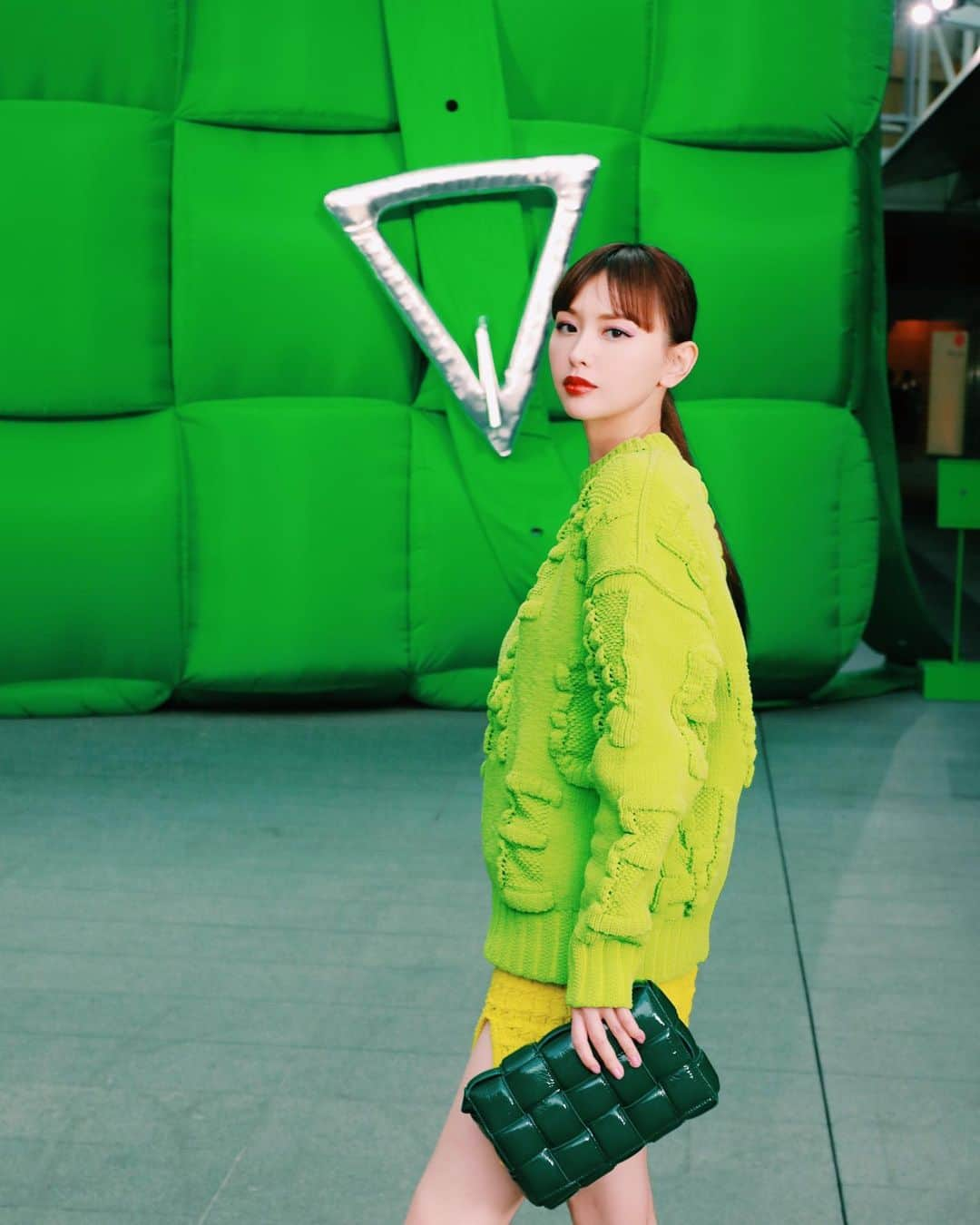 鈴木えみさんのインスタグラム写真 - (鈴木えみInstagram)「💚💚💚  #bottegaveneta #PaddadCassette」3月31日 17時13分 - emisuzuki_official