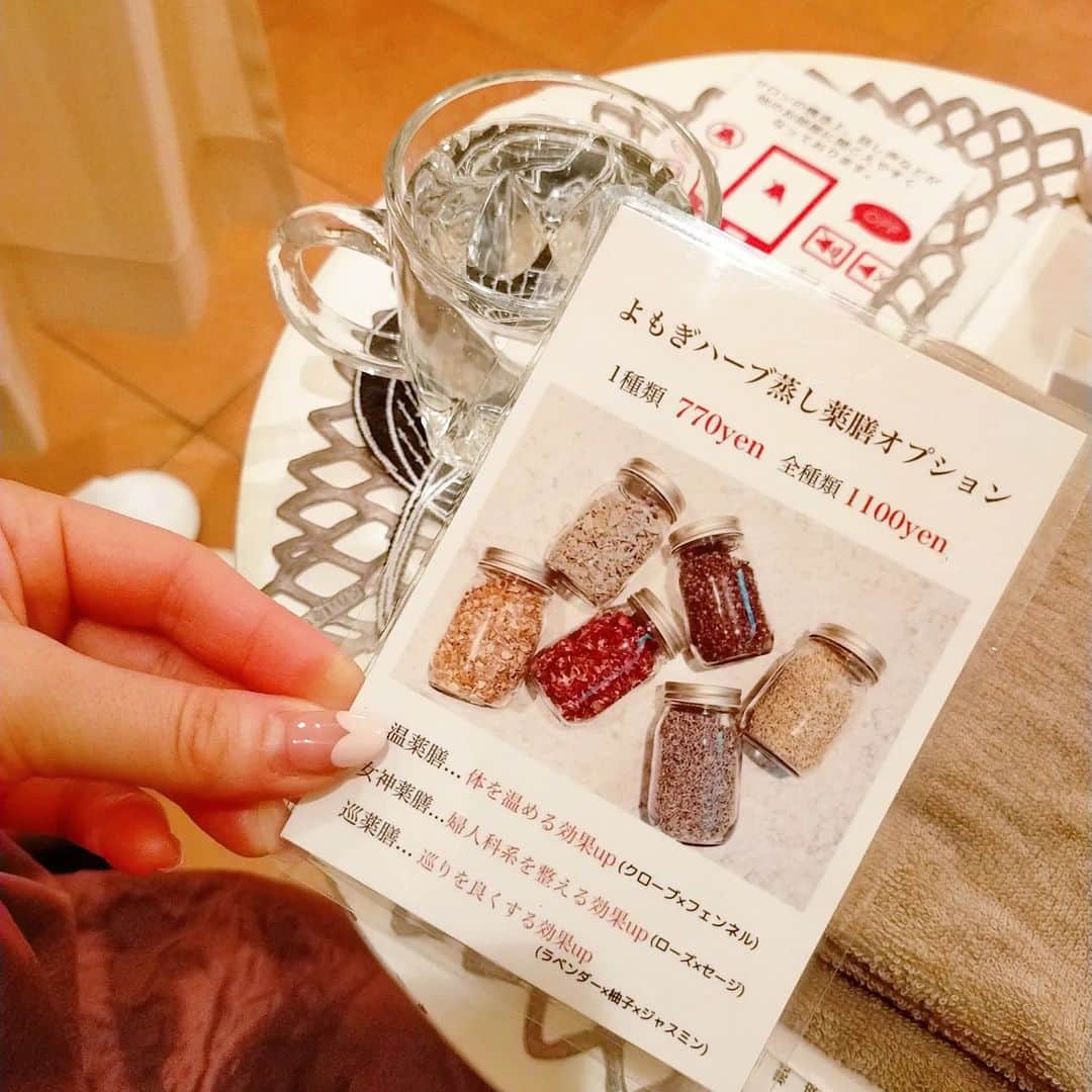 中島彩さんのインスタグラム写真 - (中島彩Instagram)「月に一度のご褒美時間❤️ @jolibeaute.official で至福のひとときを過ごしてきました😍  ノーメイクで失礼します...💦 (すっぴん行ってすっぴんで帰ってきたので...)  よもぎハーブ蒸しでは驚くほどの発汗🤭❣️デトックス効果絶大✨このまま汗止まらないんじゃないかと思うくらい帰るときまで体が内からポカポカしてた🤣 薬膳オプションは全種類です❤️  フェイシャルは、最近リピートしているメニューの 光保湿ホワイトブレイズ+表情筋エレクトロリフティングのコース✨ くすみとごわつき、お肌のくすみが気になったので..😭 一気に透明感アップして、内側からのツヤやもちもち感が終わった直後から実感できます😍 帰りのすっぴんはツヤツヤピカピカでした😍  しっかり強めマッサージで全身ほぐして流してもらうの最高です😍 こり固まった体が軽く〜❤️辛い体のこりが本当に楽になる😭💕  この時間があるから毎日頑張れる〜❣️  #苦楽園口エステ  #エステサロン　 #オールハンドエステ  #マッサージ　 #アンチエイジング　 #エイジングケア　 #リフトアップ　 #トーンアップ #毛穴ケア　 #ソフトピーリング　 #ツヤ肌 #よもぎハーブ蒸し  #薬膳」3月31日 17時16分 - aya.n.aya