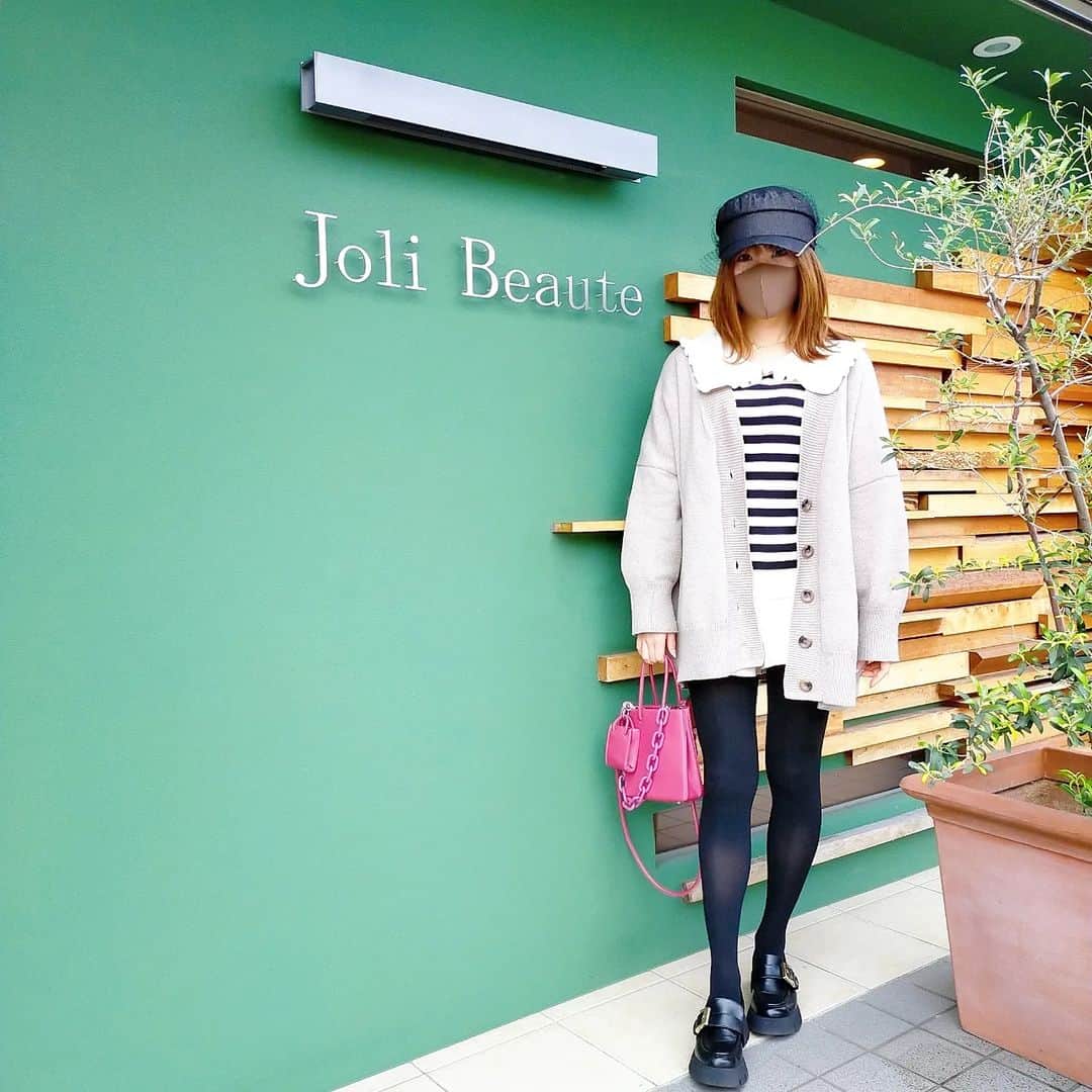 中島彩さんのインスタグラム写真 - (中島彩Instagram)「月に一度のご褒美時間❤️ @jolibeaute.official で至福のひとときを過ごしてきました😍  ノーメイクで失礼します...💦 (すっぴん行ってすっぴんで帰ってきたので...)  よもぎハーブ蒸しでは驚くほどの発汗🤭❣️デトックス効果絶大✨このまま汗止まらないんじゃないかと思うくらい帰るときまで体が内からポカポカしてた🤣 薬膳オプションは全種類です❤️  フェイシャルは、最近リピートしているメニューの 光保湿ホワイトブレイズ+表情筋エレクトロリフティングのコース✨ くすみとごわつき、お肌のくすみが気になったので..😭 一気に透明感アップして、内側からのツヤやもちもち感が終わった直後から実感できます😍 帰りのすっぴんはツヤツヤピカピカでした😍  しっかり強めマッサージで全身ほぐして流してもらうの最高です😍 こり固まった体が軽く〜❤️辛い体のこりが本当に楽になる😭💕  この時間があるから毎日頑張れる〜❣️  #苦楽園口エステ  #エステサロン　 #オールハンドエステ  #マッサージ　 #アンチエイジング　 #エイジングケア　 #リフトアップ　 #トーンアップ #毛穴ケア　 #ソフトピーリング　 #ツヤ肌 #よもぎハーブ蒸し  #薬膳」3月31日 17時16分 - aya.n.aya