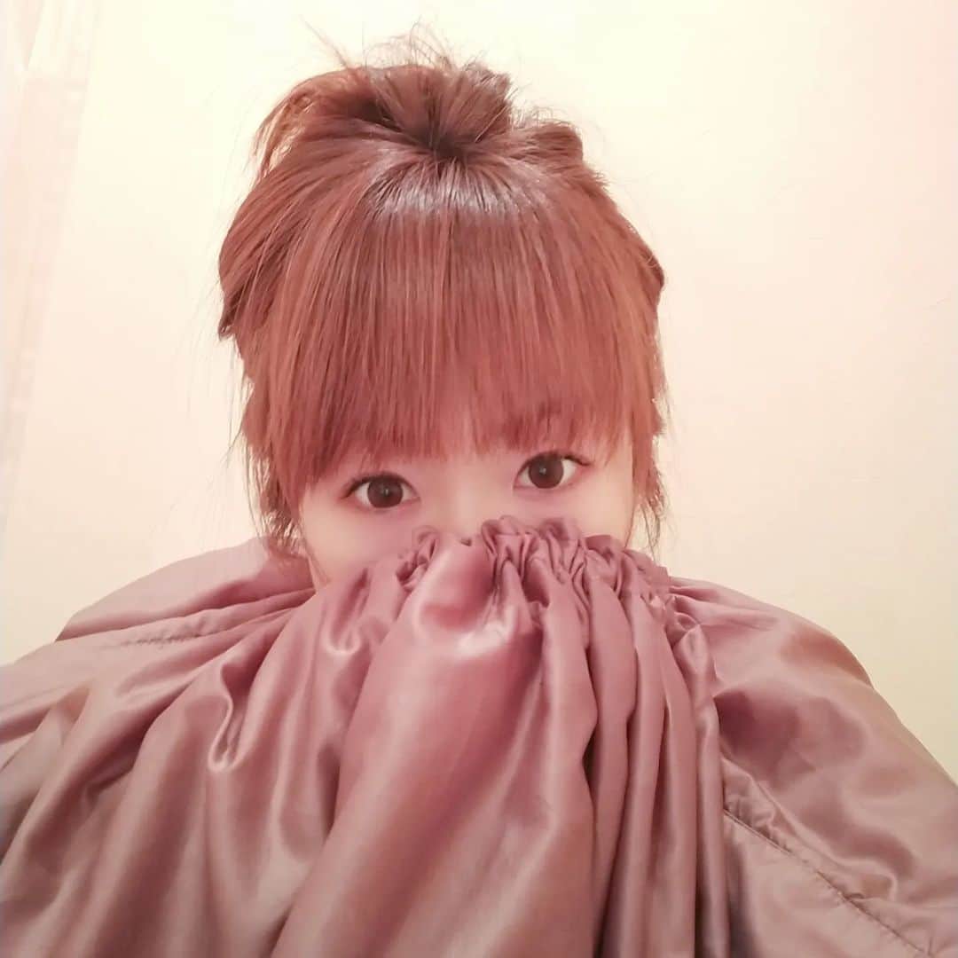 中島彩さんのインスタグラム写真 - (中島彩Instagram)「月に一度のご褒美時間❤️ @jolibeaute.official で至福のひとときを過ごしてきました😍  ノーメイクで失礼します...💦 (すっぴん行ってすっぴんで帰ってきたので...)  よもぎハーブ蒸しでは驚くほどの発汗🤭❣️デトックス効果絶大✨このまま汗止まらないんじゃないかと思うくらい帰るときまで体が内からポカポカしてた🤣 薬膳オプションは全種類です❤️  フェイシャルは、最近リピートしているメニューの 光保湿ホワイトブレイズ+表情筋エレクトロリフティングのコース✨ くすみとごわつき、お肌のくすみが気になったので..😭 一気に透明感アップして、内側からのツヤやもちもち感が終わった直後から実感できます😍 帰りのすっぴんはツヤツヤピカピカでした😍  しっかり強めマッサージで全身ほぐして流してもらうの最高です😍 こり固まった体が軽く〜❤️辛い体のこりが本当に楽になる😭💕  この時間があるから毎日頑張れる〜❣️  #苦楽園口エステ  #エステサロン　 #オールハンドエステ  #マッサージ　 #アンチエイジング　 #エイジングケア　 #リフトアップ　 #トーンアップ #毛穴ケア　 #ソフトピーリング　 #ツヤ肌 #よもぎハーブ蒸し  #薬膳」3月31日 17時16分 - aya.n.aya