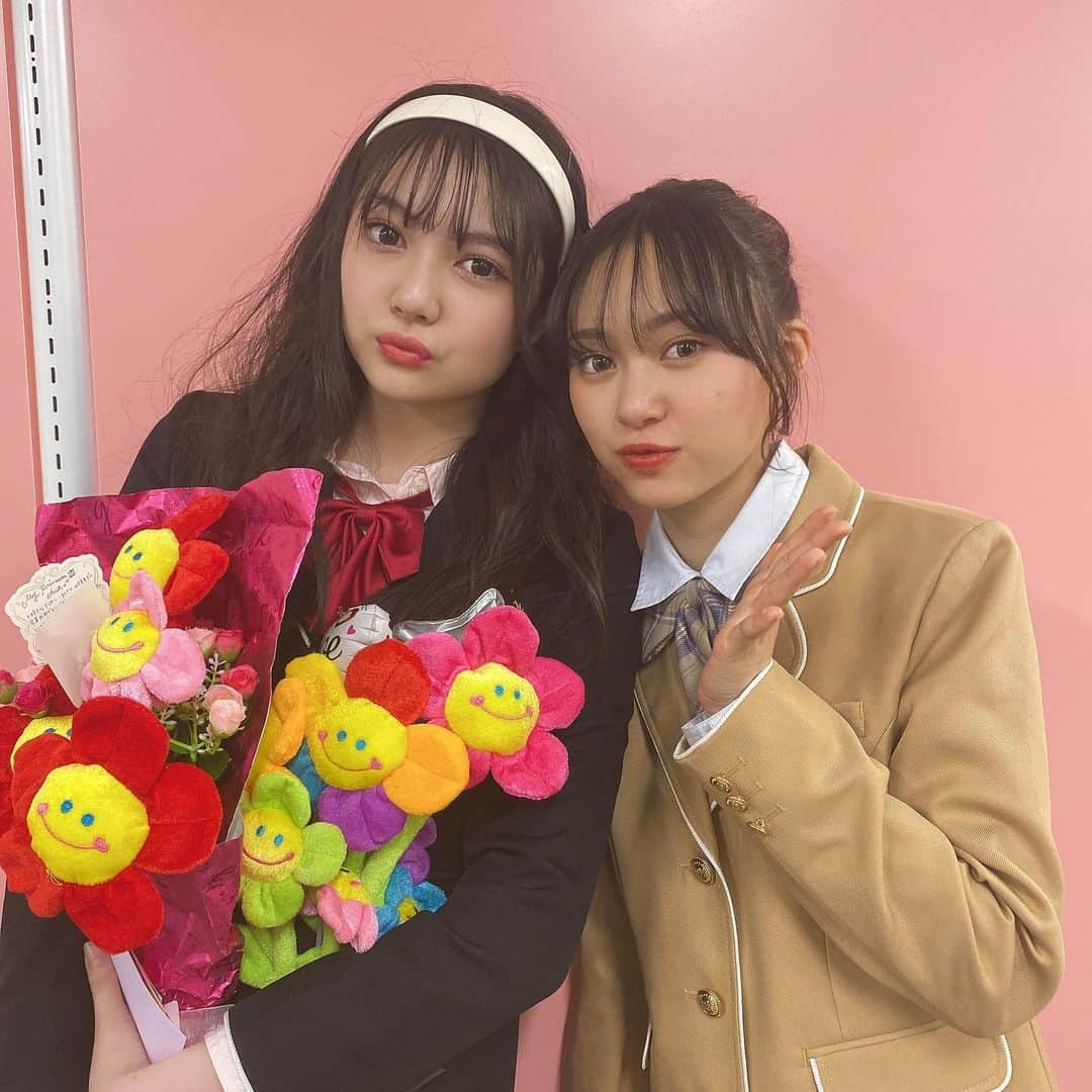 PINK-latte TV (ピンクラテTV) 公式さんのインスタグラム写真 - (PINK-latte TV (ピンクラテTV) 公式Instagram)「【ピンクラテTV #卒業式 🌸】  4年間PLTVを支えてくれたアリアが卒業します🌸 アリア、今までたっくさんの人を 笑顔にしてくれてありがとう🥰  努力家で、スタイル抜群で、たまに抜けてる天然なところもあって、 そんなアリアのことが大大大好きでした♥ これからもアリアの活躍を陰ながら応援してます☺️❤️❤️ ずーっとPLTVファミリーだよーっ❤️❤️❤️  アリアが卒業して初期メンバーがいなくなるのはとーっても寂しいけど、 それだけ長くPLTVを続けられているということでもあり、 初期メンバーのみんなが支え続けてくれたこのPLTVを もっともっと盛り上げて、 これからも続けていかなければならないなって アリアの卒業と共に思います。♥  アリアが卒業式のYouTubeでも言ってたけど、 「一人一人の思い出がつまったこのPINK-latte TVをずっと愛してください」❤️  アリア、卒業本当におめでとう。🌸 これからもずっと応援してるよ🎉💕 _____ #卒業 #卒業式コーデ #卒業式ヘアセット  #ピンクラテ #ピンクラテtv #ピンクラテコーデ  #アリア #ありぽん #ユナ #レイラ #セリ #メイ #ユズハ」3月31日 17時27分 - pinklatte_tv