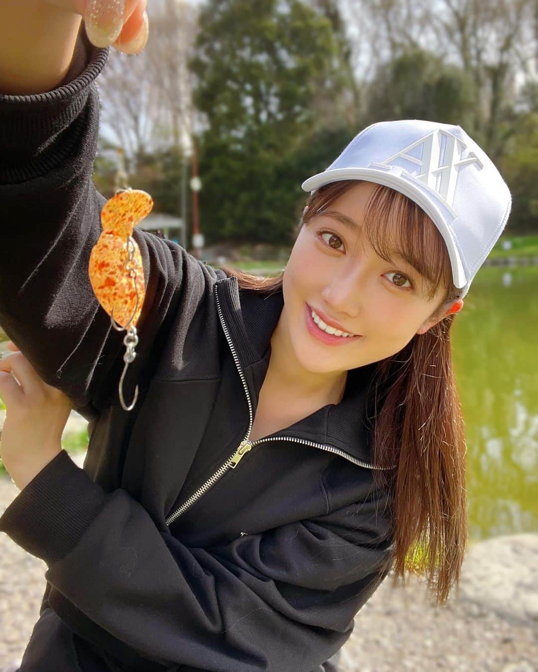 片原恵麻さんのインスタグラム写真 - (片原恵麻Instagram)「お気に入りのクランク🍊  一発目からドカン！と来てくれるとテンション上がるよね🐟  ウェアは @asknowasplus のスウェットセットアップ.ᐟ スウェット楽だしセットアップで可愛いしサクッと釣りに行きたい時にちょうどいい🥺❤️  #釣りガール#釣り女子#釣り#釣りスタグラム#釣り初心者#釣りファッション#釣りバカ#釣り好き#釣り好きな人と繋がりたい#釣り人#釣りフォト#釣り部#海釣り#魚釣り#アングラー#釣り大好き倶楽部#釣り好き女子#ツリジョ#釣りバカ#釣り人#釣りすたぐらむ#釣りバカ日誌#管釣り#管理釣り場#フィッシュオン王禅寺#エリアトラウト#ベリーパーク王禅寺#asknowasplus」3月31日 18時41分 - emma_katahara