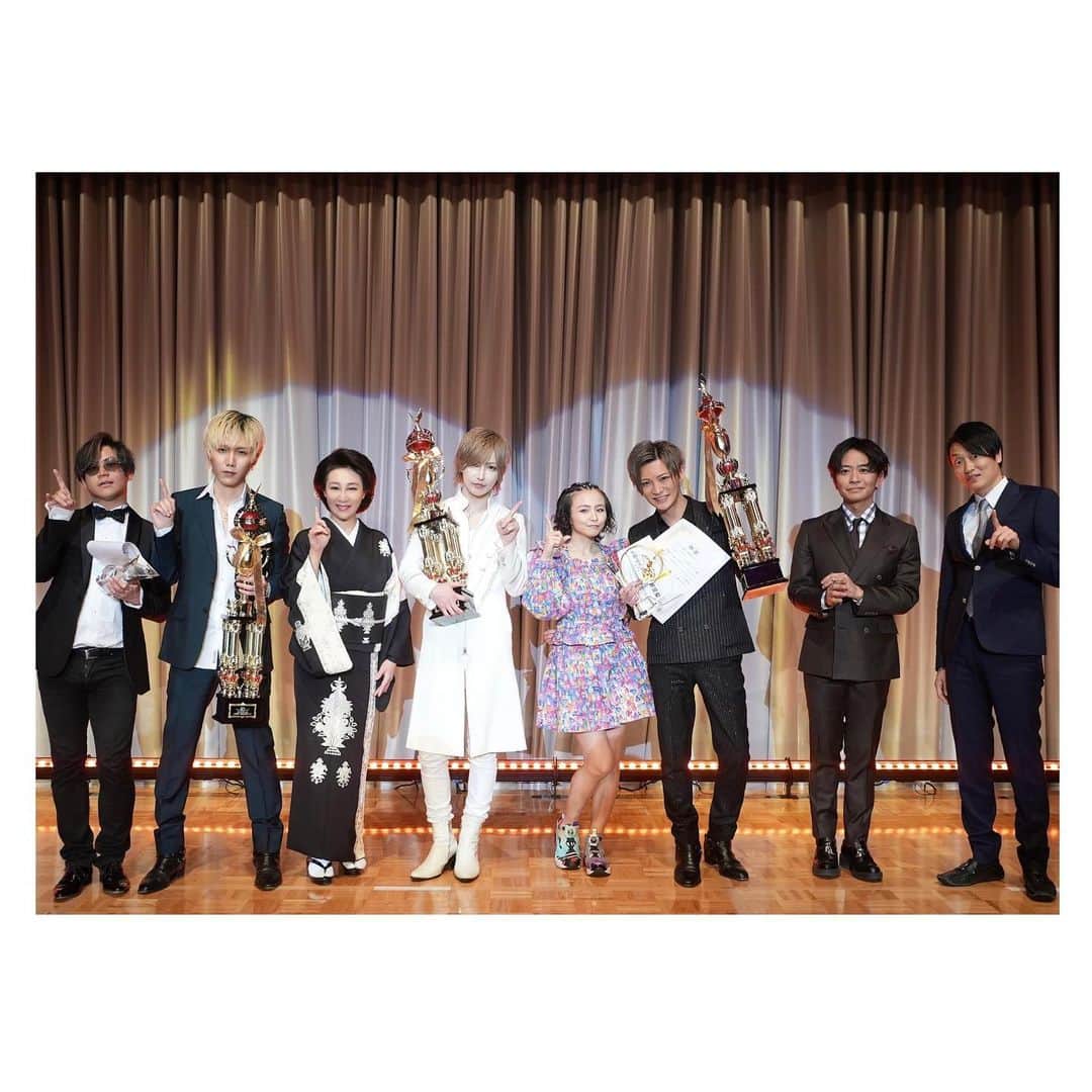 唐沢菜々江さんのインスタグラム写真 - (唐沢菜々江Instagram)「ホストフェスティバル2021👑 表彰式🏆にお招きいただきまして 開会の挨拶🎤と賞状の授与を させていただきました🤗‼️  この詳しい様子は YouTube『銀座ななえチャンネル2nd』 で見ることができます🤗 チャンネル登録もお忘れなく❣️ よろしくお願いします！ ㅤㅤㅤㅤㅤㅤㅤㅤㅤㅤㅤㅤㅤ 受賞された皆様☺️✨ あらためておめでとうございました‼️🎉 これからも一緒に 夜の街を盛り上げていきましょう🤗❣️✨ 🌟misonoさん 🌟芹野莉奈さん 🌟さぁちむさん 🌟あおいちゃん 一緒に盛り上がりました☺️💓 YouTubeコラボもまたお願いいたします☺️❤️ ㅤㅤㅤㅤㅤㅤㅤㅤㅤㅤㅤㅤㅤ 撮影の時はフェイスガードを 外させていただいております☺️  *・。*゜・。・o゜・。*゜・。・o*゜・。*゜・。・  YouTube【銀座ななえチャンネル】では、 Instagramでお伝えしきれない 様々な情報を発信しています‼️ プロフィールのURLをタップしてね🤗‼️ @nanae.karasawa  *・。*゜・。・o゜・。*゜・。・o*゜・。*゜・。・  #ホスト #ホスフェス #グーグループ #デュールプレゼンツ #モンスターグループ #ホストクラブ #歌舞伎町 #表彰式 #歌手 #misono #芹野莉奈 #さぁちむ #みその #ミソノ #キングラビッツ #ぶーちゃんねる #あおいちゃん #唐沢菜々江 #ななえママ #菜々江ママ #クラブななえ #銀座ななえ  #銀座 #東京 #ginza #club #銀座クラブ #高級クラブ #ホステス #youtube」3月31日 19時16分 - nanae.karasawa