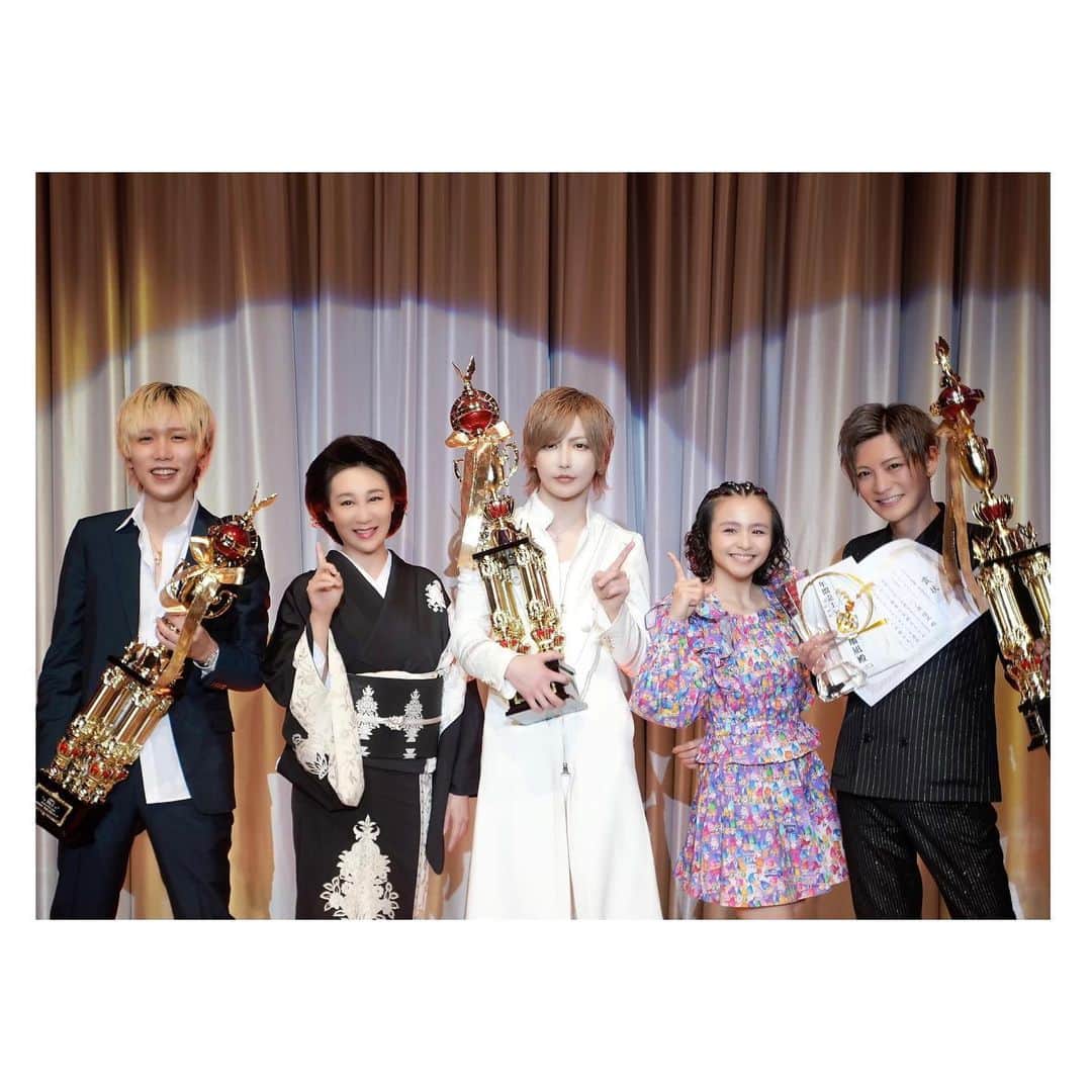 唐沢菜々江さんのインスタグラム写真 - (唐沢菜々江Instagram)「ホストフェスティバル2021👑 表彰式🏆にお招きいただきまして 開会の挨拶🎤と賞状の授与を させていただきました🤗‼️  この詳しい様子は YouTube『銀座ななえチャンネル2nd』 で見ることができます🤗 チャンネル登録もお忘れなく❣️ よろしくお願いします！ ㅤㅤㅤㅤㅤㅤㅤㅤㅤㅤㅤㅤㅤ 受賞された皆様☺️✨ あらためておめでとうございました‼️🎉 これからも一緒に 夜の街を盛り上げていきましょう🤗❣️✨ 🌟misonoさん 🌟芹野莉奈さん 🌟さぁちむさん 🌟あおいちゃん 一緒に盛り上がりました☺️💓 YouTubeコラボもまたお願いいたします☺️❤️ ㅤㅤㅤㅤㅤㅤㅤㅤㅤㅤㅤㅤㅤ 撮影の時はフェイスガードを 外させていただいております☺️  *・。*゜・。・o゜・。*゜・。・o*゜・。*゜・。・  YouTube【銀座ななえチャンネル】では、 Instagramでお伝えしきれない 様々な情報を発信しています‼️ プロフィールのURLをタップしてね🤗‼️ @nanae.karasawa  *・。*゜・。・o゜・。*゜・。・o*゜・。*゜・。・  #ホスト #ホスフェス #グーグループ #デュールプレゼンツ #モンスターグループ #ホストクラブ #歌舞伎町 #表彰式 #歌手 #misono #芹野莉奈 #さぁちむ #みその #ミソノ #キングラビッツ #ぶーちゃんねる #あおいちゃん #唐沢菜々江 #ななえママ #菜々江ママ #クラブななえ #銀座ななえ  #銀座 #東京 #ginza #club #銀座クラブ #高級クラブ #ホステス #youtube」3月31日 19時16分 - nanae.karasawa