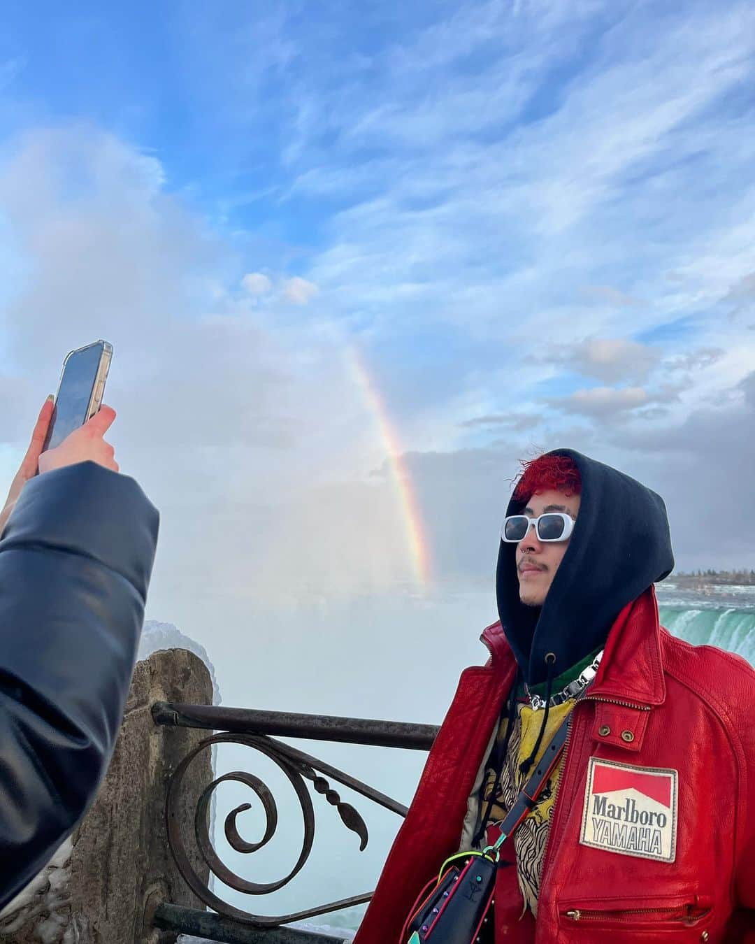 正本レイラさんのインスタグラム写真 - (正本レイラInstagram)「Niagara Falls🇨🇦🇺🇸 カナダとアメリカの国境にある滝💙 奥に見えるのがニューヨーク州で本当に神秘的な空間だった❤️‍🔥  夜と昼はまた別物の素晴らしさ…⭐️ ライトアップが綺麗だったよ💛💙  #niagarafalls #ナイアガラ #ナイアガラの滝」3月31日 20時07分 - leilaazjp