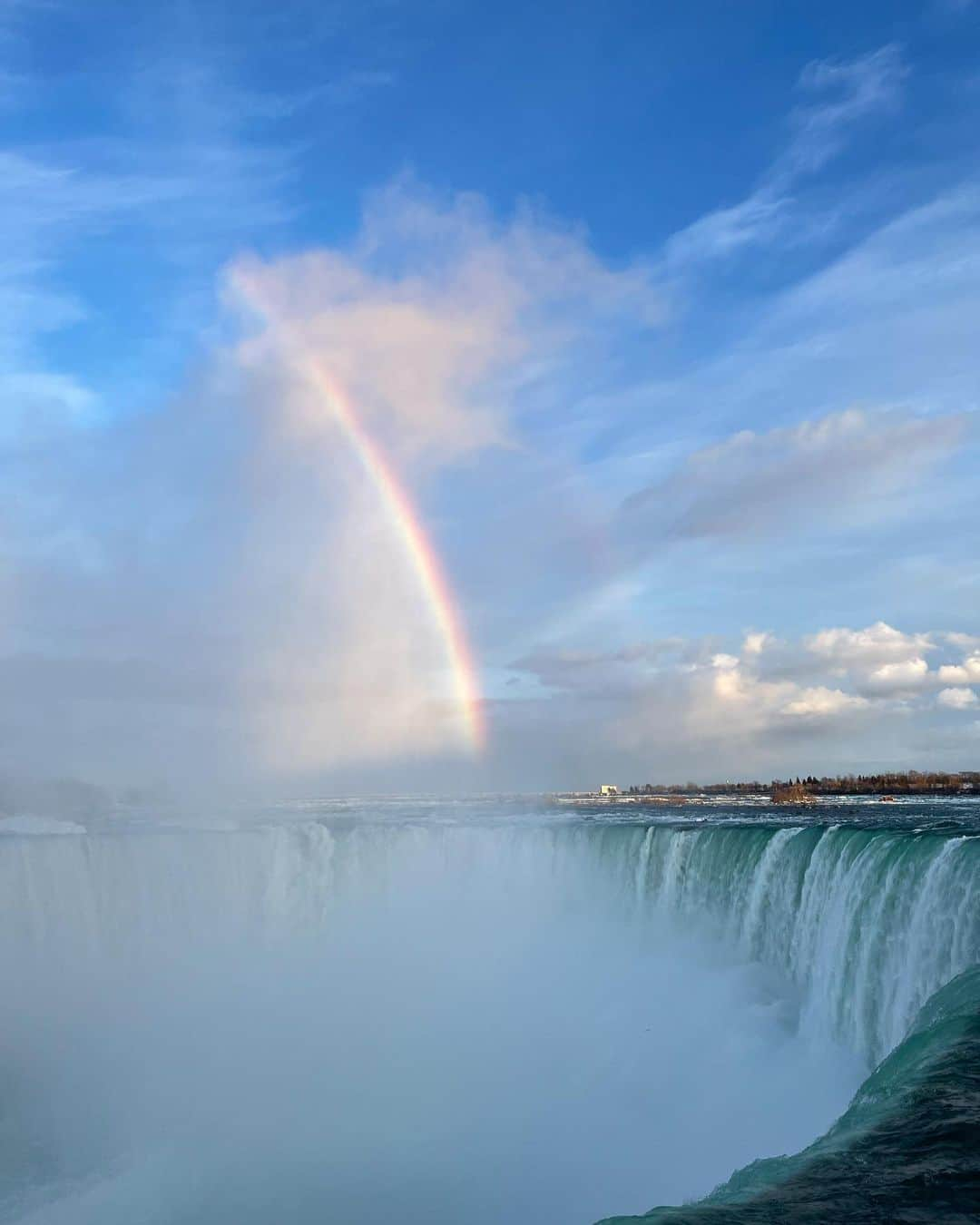 正本レイラさんのインスタグラム写真 - (正本レイラInstagram)「Niagara Falls🇨🇦🇺🇸 カナダとアメリカの国境にある滝💙 奥に見えるのがニューヨーク州で本当に神秘的な空間だった❤️‍🔥  夜と昼はまた別物の素晴らしさ…⭐️ ライトアップが綺麗だったよ💛💙  #niagarafalls #ナイアガラ #ナイアガラの滝」3月31日 20時07分 - leilaazjp