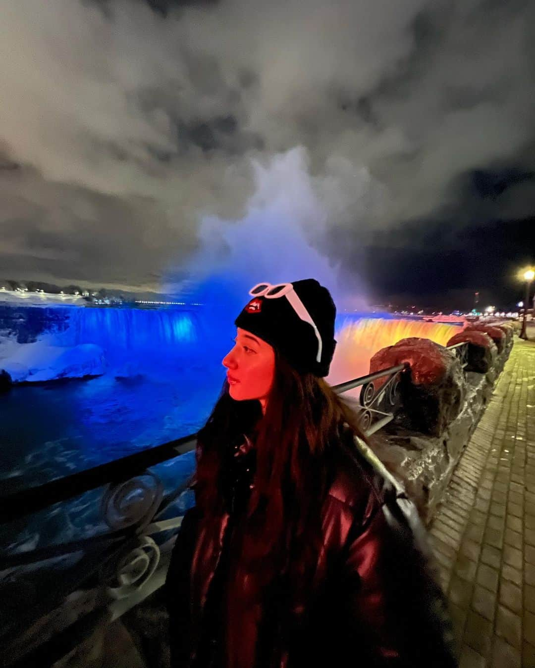 正本レイラさんのインスタグラム写真 - (正本レイラInstagram)「Niagara Falls🇨🇦🇺🇸 カナダとアメリカの国境にある滝💙 奥に見えるのがニューヨーク州で本当に神秘的な空間だった❤️‍🔥  夜と昼はまた別物の素晴らしさ…⭐️ ライトアップが綺麗だったよ💛💙  #niagarafalls #ナイアガラ #ナイアガラの滝」3月31日 20時07分 - leilaazjp